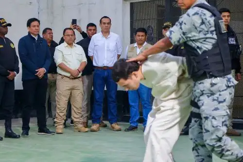 Presidente José Jerí participa de traslado de internos de alta peligrosidad en Penal Ancón I