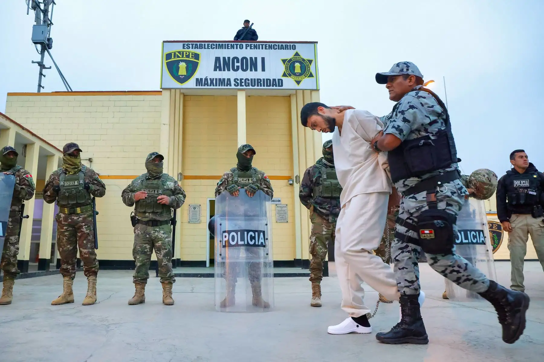 El presidente José Jerí estuvo presente en el traslado de reos de alta peligrosidad al establecimiento penitenciario Ancón I de Máxima Seguridad.
Foto: ANDINA/Prensa Presidencia El presidente José Jerí estuvo presente en el traslado de reos de alta peligrosidad al establecimiento penitenciario Ancón I de Máxima Seguridad.
Foto: ANDINA/Prensa Presidencia