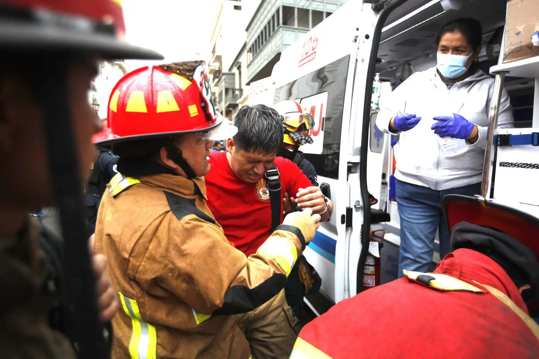 Un incendio de grandes proporciones se registra en un local comercial ubicado en la cuadra 6 del jirón Junín, cerca al Congreso de la República, en el Cercado de Lima.
Foto: ANDINA / Eddy Ramos Un incendio de grandes proporciones se registra en un local comercial ubicado en la cuadra 6 del jirón Junín, cerca al Congreso de la República, en el Cercado de Lima.
Foto: ANDINA / Eddy Ramos