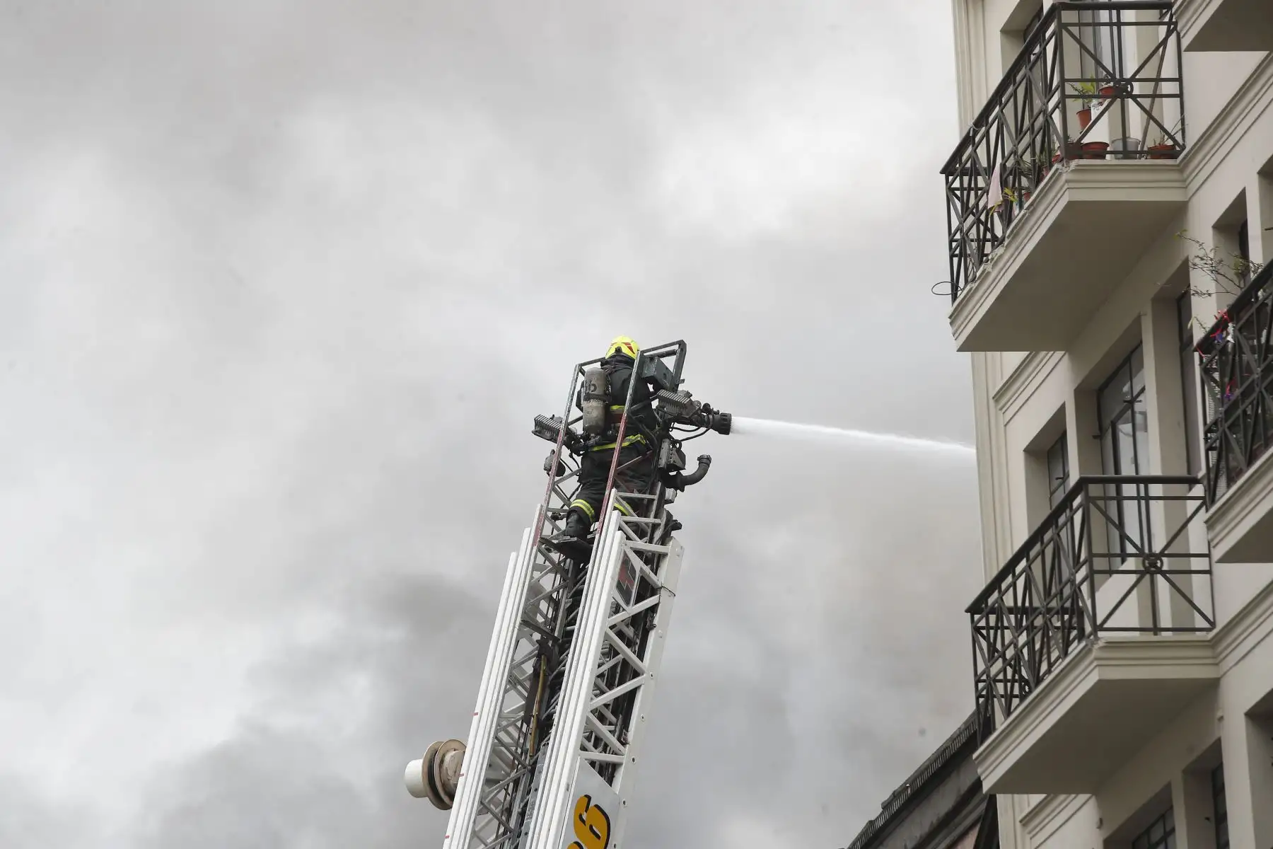 Un incendio de grandes proporciones se registra en un local comercial ubicado en la cuadra 6 del jirón Junín, cerca al Congreso de la República, en el Cercado de Lima. 
Foto: ANDINA / Eddy Ramos Un incendio de grandes proporciones se registra en un local comercial ubicado en la cuadra 6 del jirón Junín, cerca al Congreso de la República, en el Cercado de Lima. 
Foto: ANDINA / Eddy Ramos
