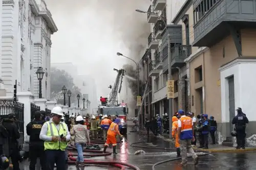 Un incendio de grandes proporciones se registra  en la cuadra 6 del jirón Junín  en el Cercado de Lima