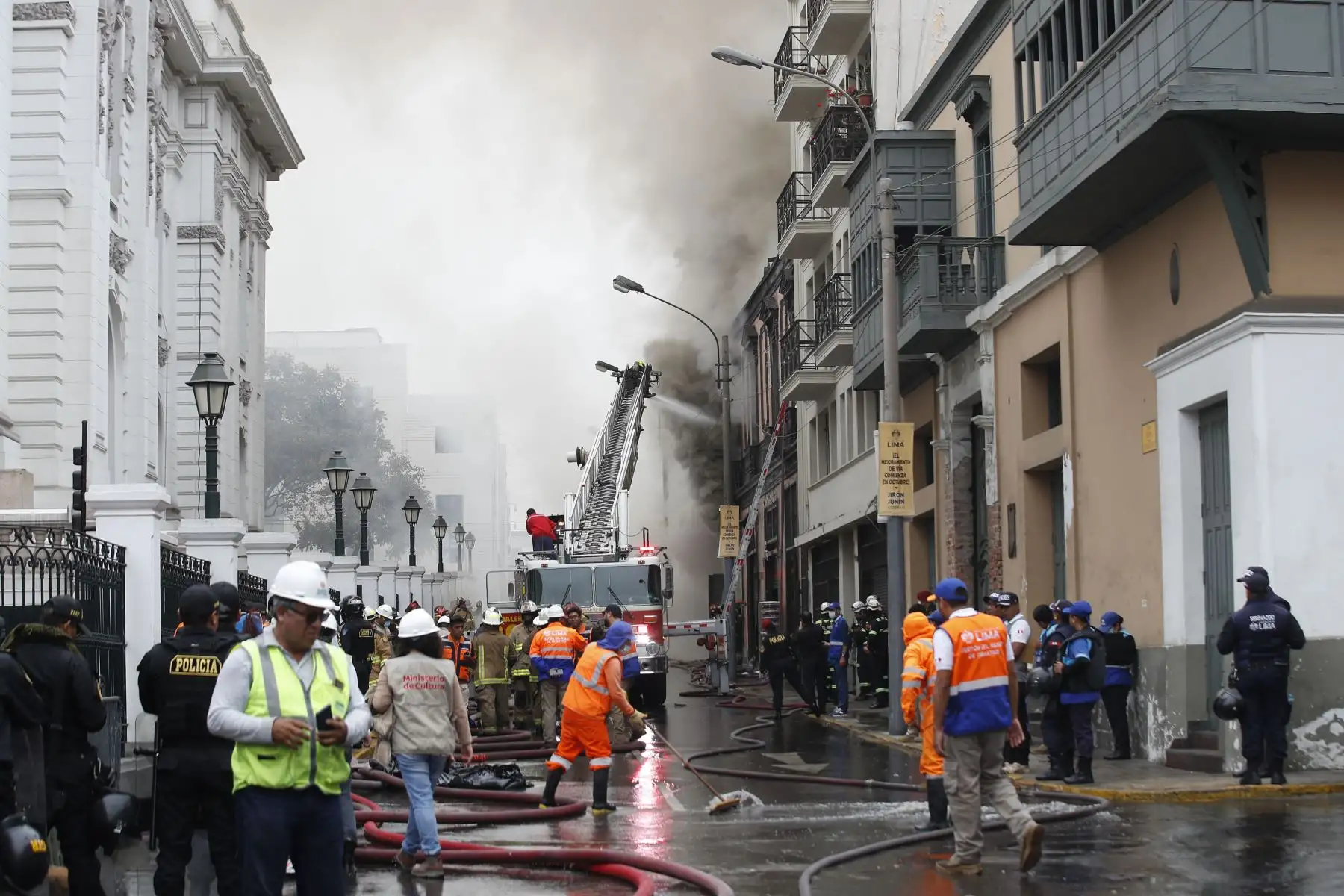 Un incendio de grandes proporciones se registra en un local comercial ubicado en la cuadra 6 del jirón Junín, cerca al Congreso de la República, en el Cercado de Lima. 
Foto: ANDINA / Eddy Ramos Un incendio de grandes proporciones se registra en un local comercial ubicado en la cuadra 6 del jirón Junín, cerca al Congreso de la República, en el Cercado de Lima. 
Foto: ANDINA / Eddy Ramos