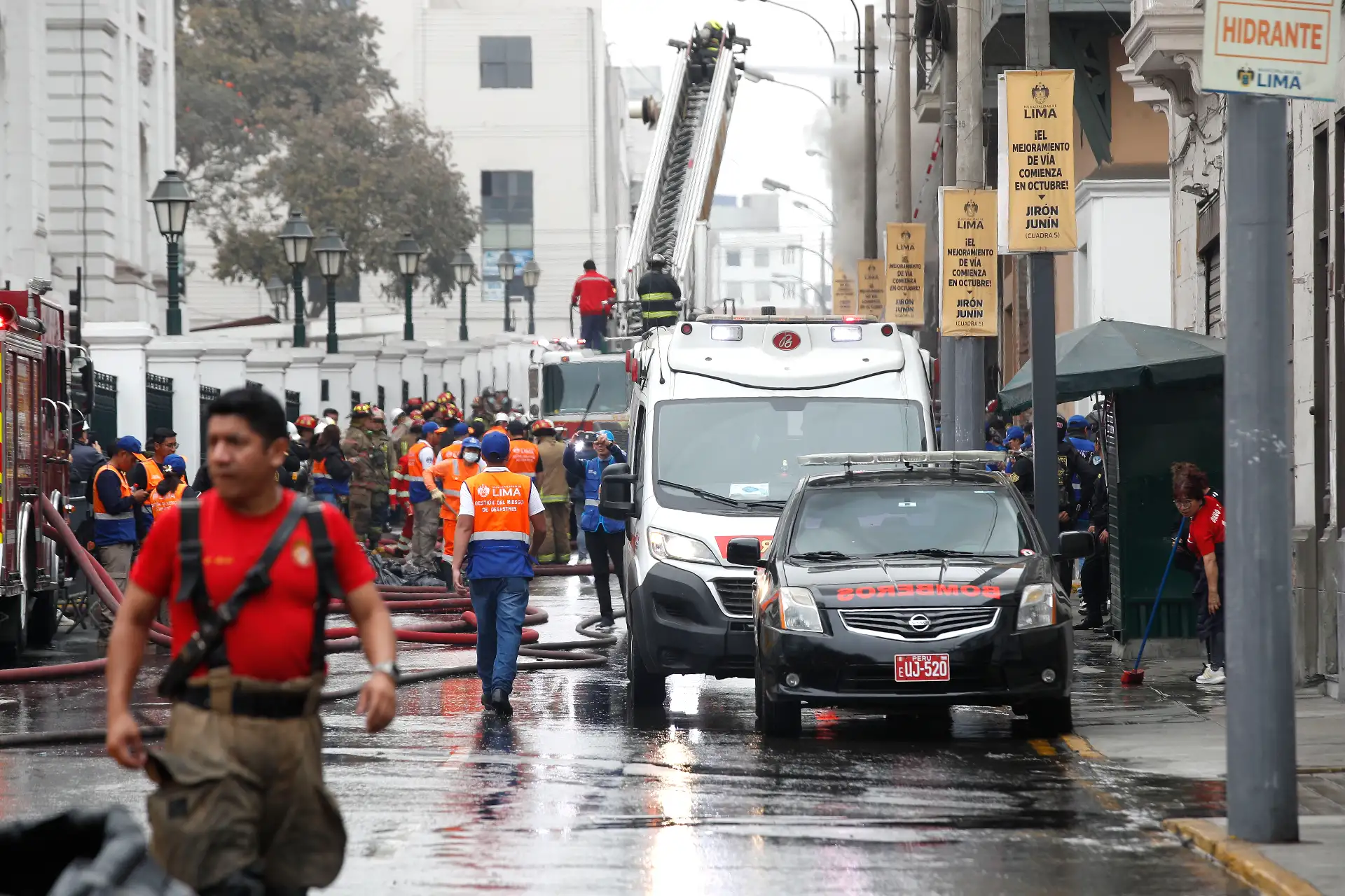 Un incendio de grandes proporciones se registra en un local comercial ubicado en la cuadra 6 del jirón Junín, cerca al Congreso de la República, en el Cercado de Lima. En la imagen, Mario Casaretto, gerente de Gestión de Riesgo de Desastres de la Municipalidad de Lima.
Foto: ANDINA / Eddy Ramos Un incendio de grandes proporciones se registra en un local comercial ubicado en la cuadra 6 del jirón Junín, cerca al Congreso de la República, en el Cercado de Lima. En la imagen, Mario Casaretto, gerente de Gestión de Riesgo de Desastres de la Municipalidad de Lima.
Foto: ANDINA / Eddy Ramos