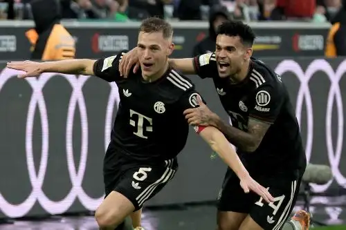 Joshua Kimmich del Bayern Munich celebra con su compañero Luis Díaz tras marcar el gol del 0-1 durante el partido de la Bundesliga alemana entre el Borussia Moenchengladbach y el FC Bayern Munich en Moenchengladbach. Foto: EFE