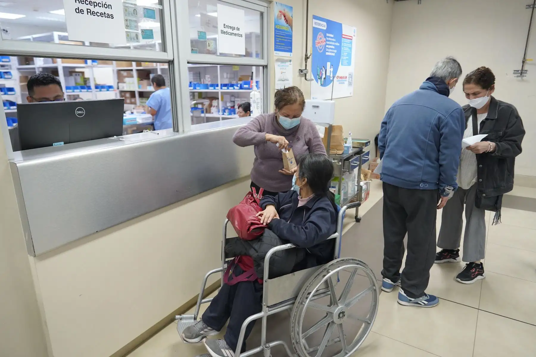 Ministra de Desarrollo e Inclusión Social, Lesly Shica Seguil realiza visita inopinada al hospital Rebagliati.
Foto: Midis Ministra de Desarrollo e Inclusión Social, Lesly Shica Seguil realiza visita inopinada al hospital Rebagliati.
Foto: Midis