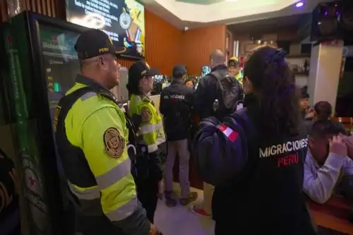 En Lima y Callao, la PNP intervino a casi 100 personas extranjeras y Migraciones reportó a los que se encontraban en situación migratoria irregular. Foto: ANDINA/Difusión