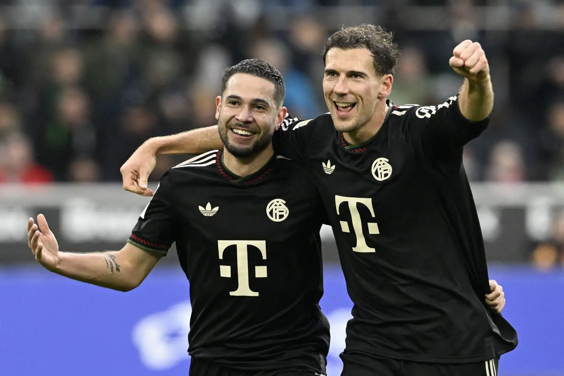 El defensa portugués  del Bayern Múnich, Raphael Guerreiro , celebra el segundo gol de su equipo con el centrocampista alemán del Bayern Múnich, Leon Goretzka, durante el partido de fútbol de la primera división alemana de la Bundesliga entre el Borussia Moenchengladbach y el FC Bayern Múnich en Moenchengladbach, oeste de Alemania,
Foto: AFP