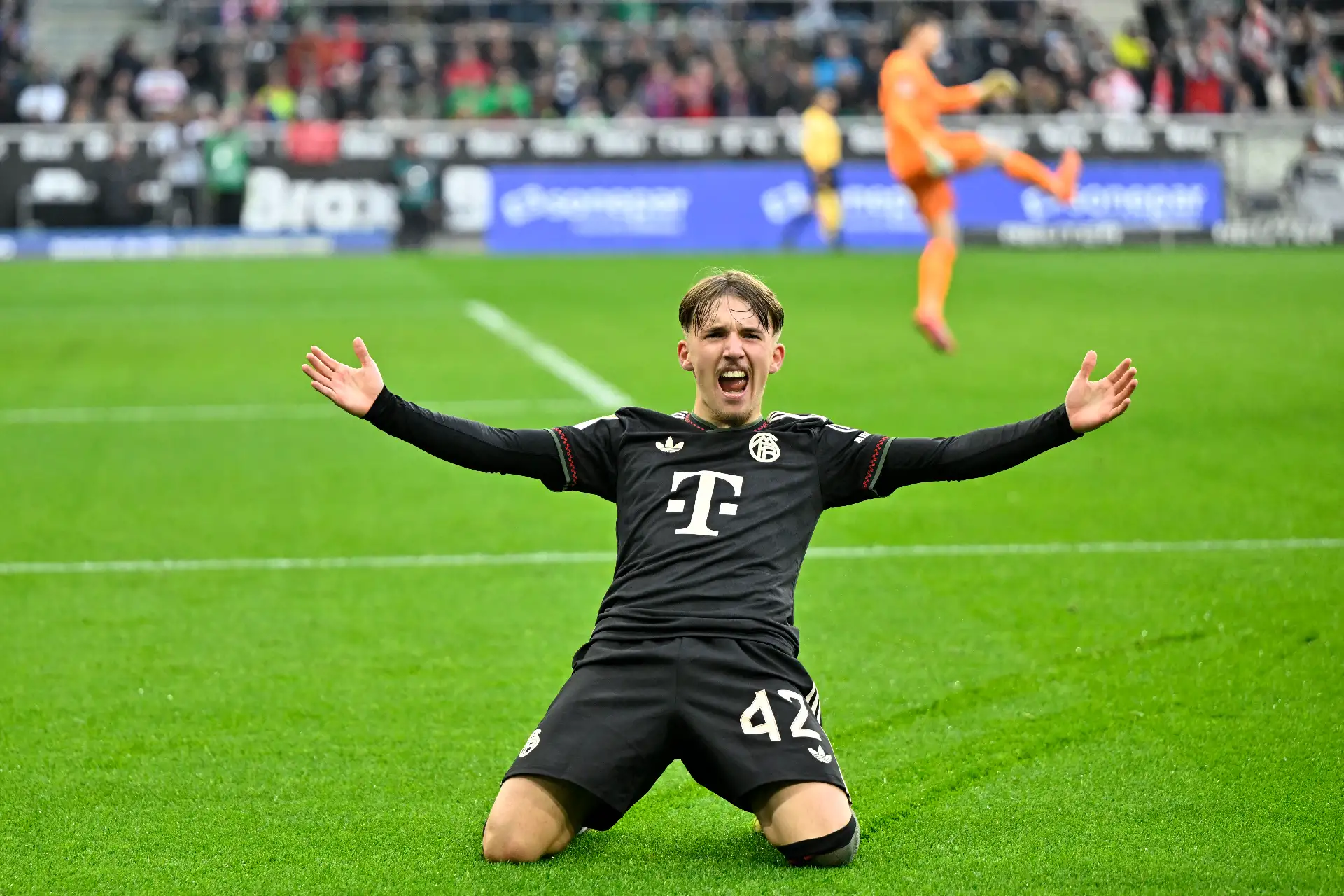 El centrocampista alemán del Bayern Munich, Lennart Karl, celebra el gol del 0-3 durante el partido de fútbol de la primera división alemana, la Bundesliga, entre el Borussia Moenchengladbach y el FC Bayern Munich en Moenchengladbach, Alemania occidental.
Foto: AFP