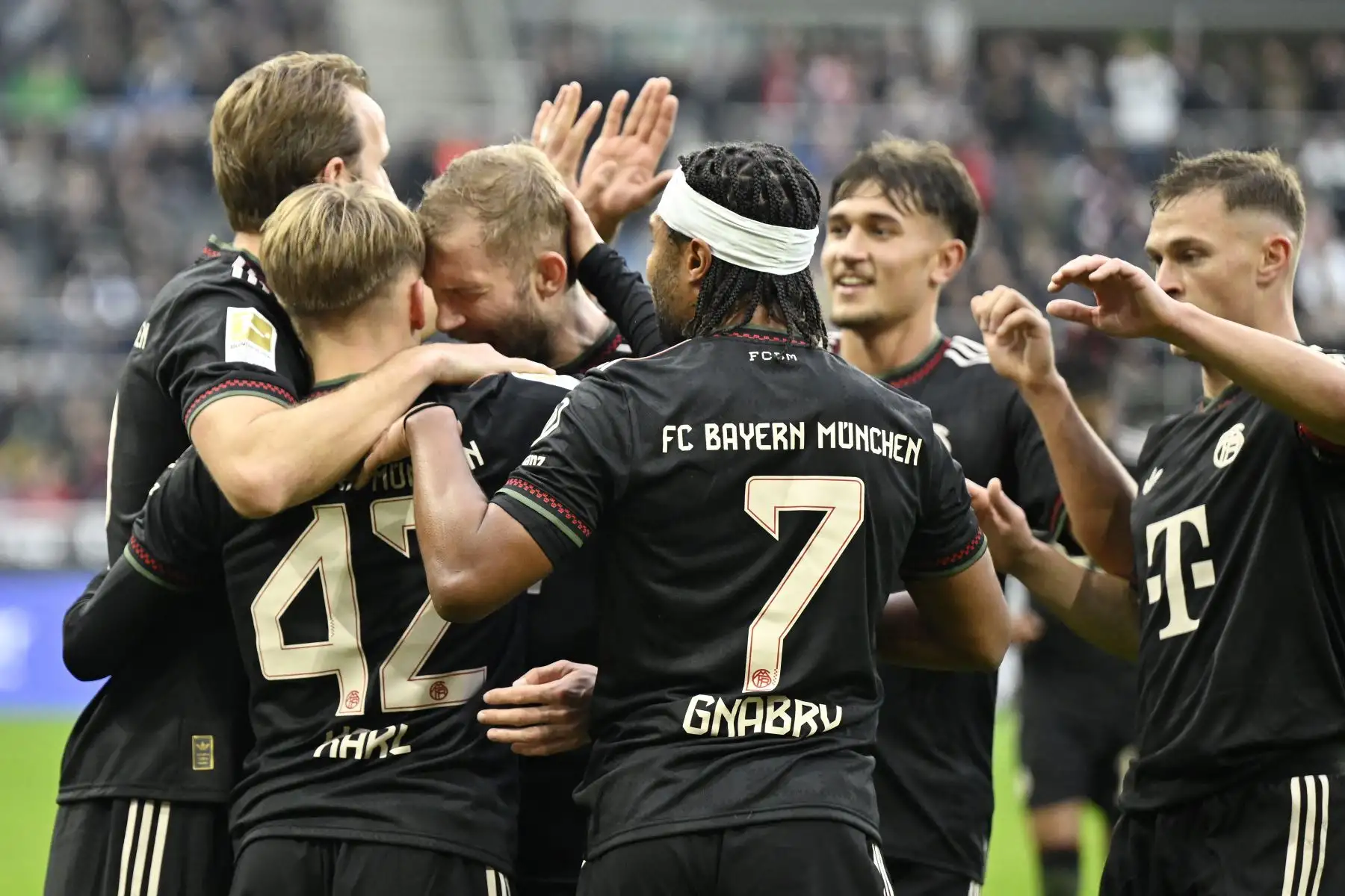 Los jugadores del Bayern Múnich celebran después de que el centrocampista alemán  Lennart Karl anotóa el gol del 0-3 durante el partido de la Bundesliga alemana entre el Borussia Mönchengladbach y el FC Bayern Múnich en Mönchengladbach, oeste de Alemania.
Foto: AFP