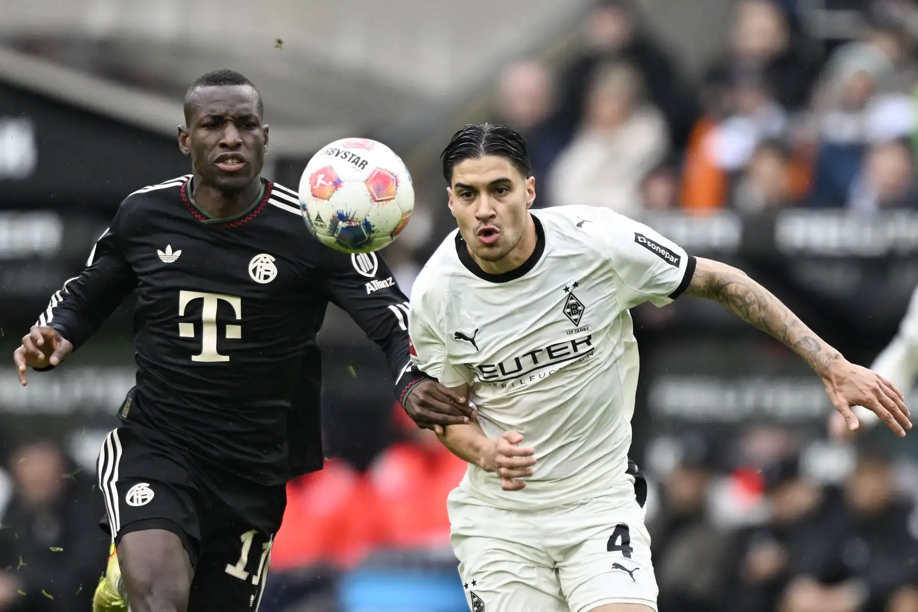 El delantero senegalés  del Bayern Múnich, Nicolas Jackson , y el defensa indonesio-holandés  del Moenchengladbach, Kevin Diks, disputan el balón durante el partido de fútbol de la primera división alemana de la Bundesliga entre el Borussia Moenchengladbach y el FC Bayern Múnich en Moenchengladbach, oeste de Alemania.
Foto: AFP