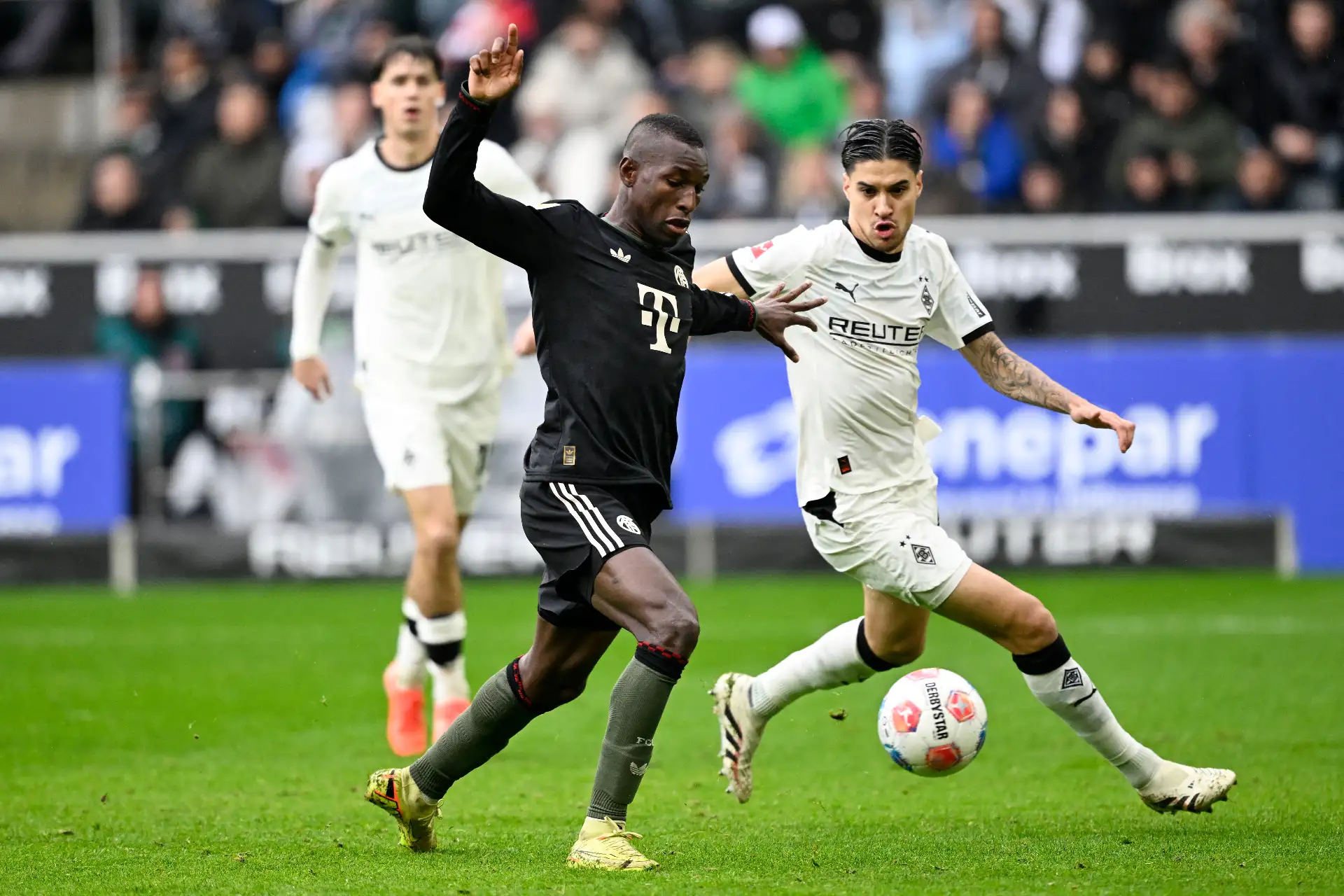 El delantero senegalés del Bayern Múnich, Nicolas Jackson, y el defensa indonesio-holandés del Moenchengladbach, Kevin Diks, disputan el balón durante el partido de fútbol de la primera división alemana de la Bundesliga entre el Borussia Moenchengladbach y el FC Bayern Múnich en Moenchengladbach, oeste de Alemania.
Foto: AFP