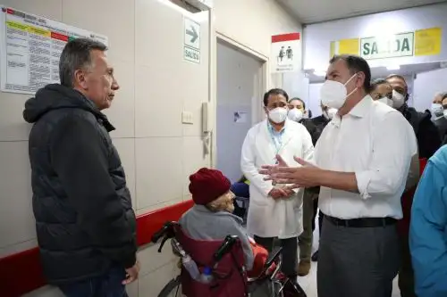 Durante su recorrido, el titular de Educación dialogó con pacientes y personal médico a fin de conocer las condiciones reales del servicio. Foto: ANDINA/Difusión