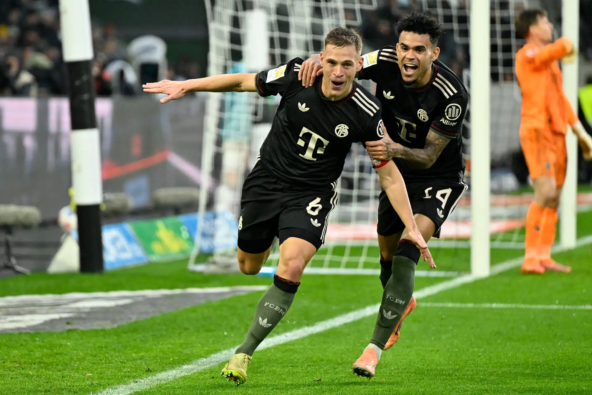 El centrocampista alemán del Bayern Múnich  Joshua Kimmich  celebra el primer gol de su equipo con el delantero colombiano del Bayern Múnich  Luis Díaz durante el partido de fútbol de la primera división alemana de la Bundesliga entre el Borussia Moenchengladbach y el FC Bayern Múnich en Moenchengladbach, oeste de Alemania.
Foto: AFP