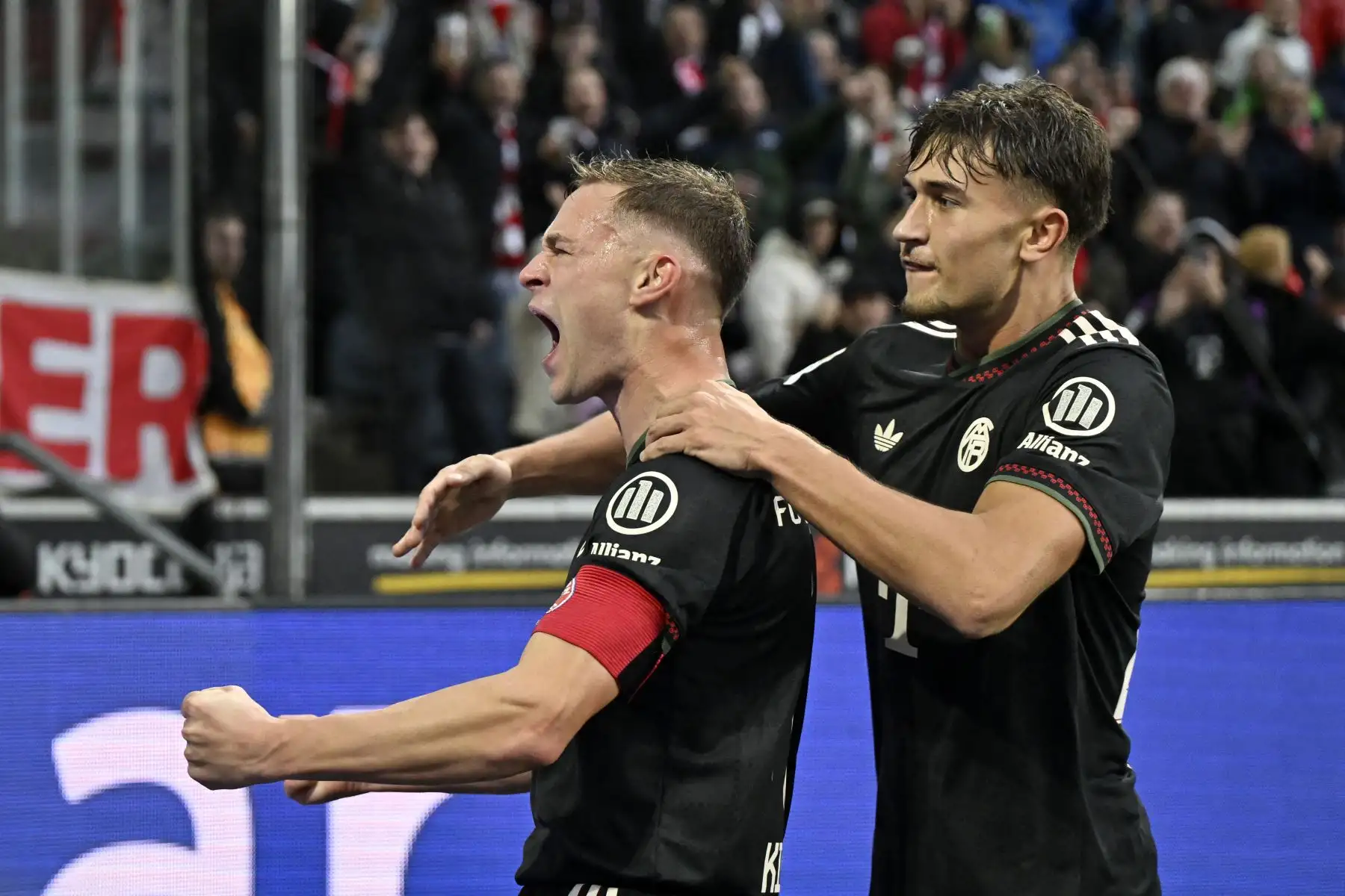 El centrocampista alemán del Bayern Múnich  Joshua Kimmich  celebra el primer gol de su equipo con el centrocampista alemán del Bayern Múnich Tom Bischof durante el partido de fútbol de la primera división alemana Bundesliga entre Borussia Moenchengladbach y FC Bayern Munich en Moenchengladbach, oeste de Alemania.
Foto: AFP