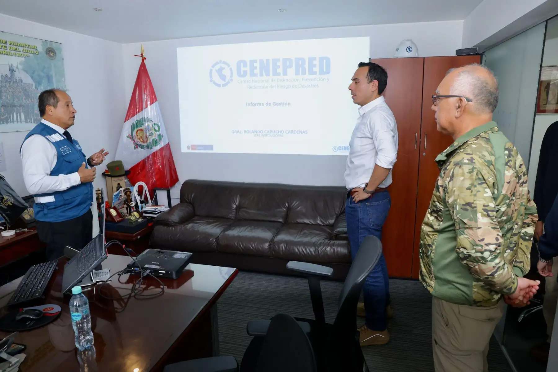 El presidente José Jerí, junto al ministro de Defensa, César Díaz Peche, establecieron lineamientos para prevenir y reducir los riesgos de desastres, así como para evaluar nuevos riesgos y efectuar una adecuada preparación, atención, rehabilitación y reconstrucción ante situaciones de desastres naturales. 
Foto: ANDINA/Prensa Presidencia El presidente José Jerí, junto al ministro de Defensa, César Díaz Peche, establecieron lineamientos para prevenir y reducir los riesgos de desastres, así como para evaluar nuevos riesgos y efectuar una adecuada preparación, atención, rehabilitación y reconstrucción ante situaciones de desastres naturales. 
Foto: ANDINA/Prensa Presidencia
