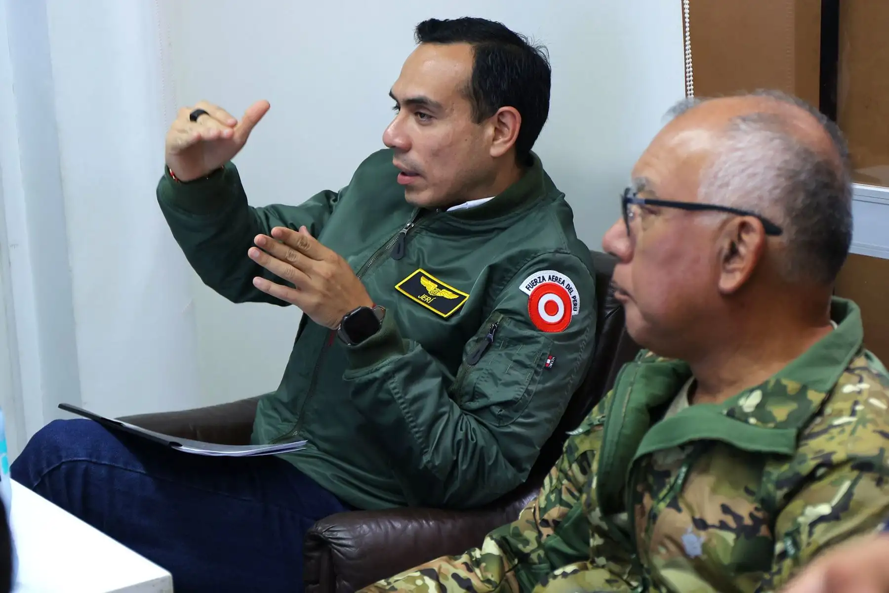 El presidente José Jerí, junto al ministro de Defensa, César Díaz Peche, establecieron lineamientos para prevenir y reducir los riesgos de desastres, así como para evaluar nuevos riesgos y efectuar una adecuada preparación, atención, rehabilitación y reconstrucción ante situaciones de desastres naturales. 
Foto: ANDINA/Prensa Presidencia El presidente José Jerí, junto al ministro de Defensa, César Díaz Peche, establecieron lineamientos para prevenir y reducir los riesgos de desastres, así como para evaluar nuevos riesgos y efectuar una adecuada preparación, atención, rehabilitación y reconstrucción ante situaciones de desastres naturales. 
Foto: ANDINA/Prensa Presidencia