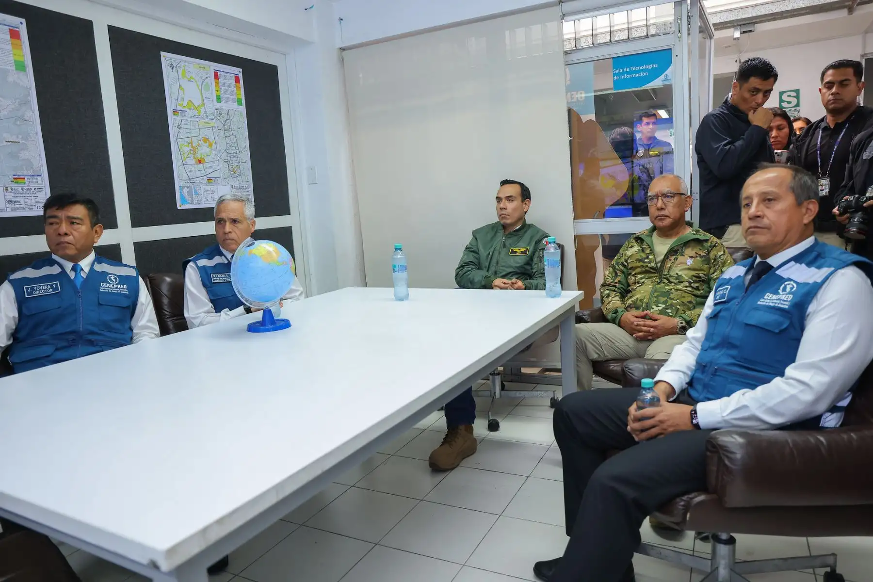 El presidente José Jerí, junto al ministro de Defensa, llegaron a las instalaciones del CENEPRED para supervisar el trabajo del sistema de información para la gestión de riesgos de desastres.
Foto: ANDINA/Prensa Presidencia El presidente José Jerí, junto al ministro de Defensa, llegaron a las instalaciones del CENEPRED para supervisar el trabajo del sistema de información para la gestión de riesgos de desastres.
Foto: ANDINA/Prensa Presidencia