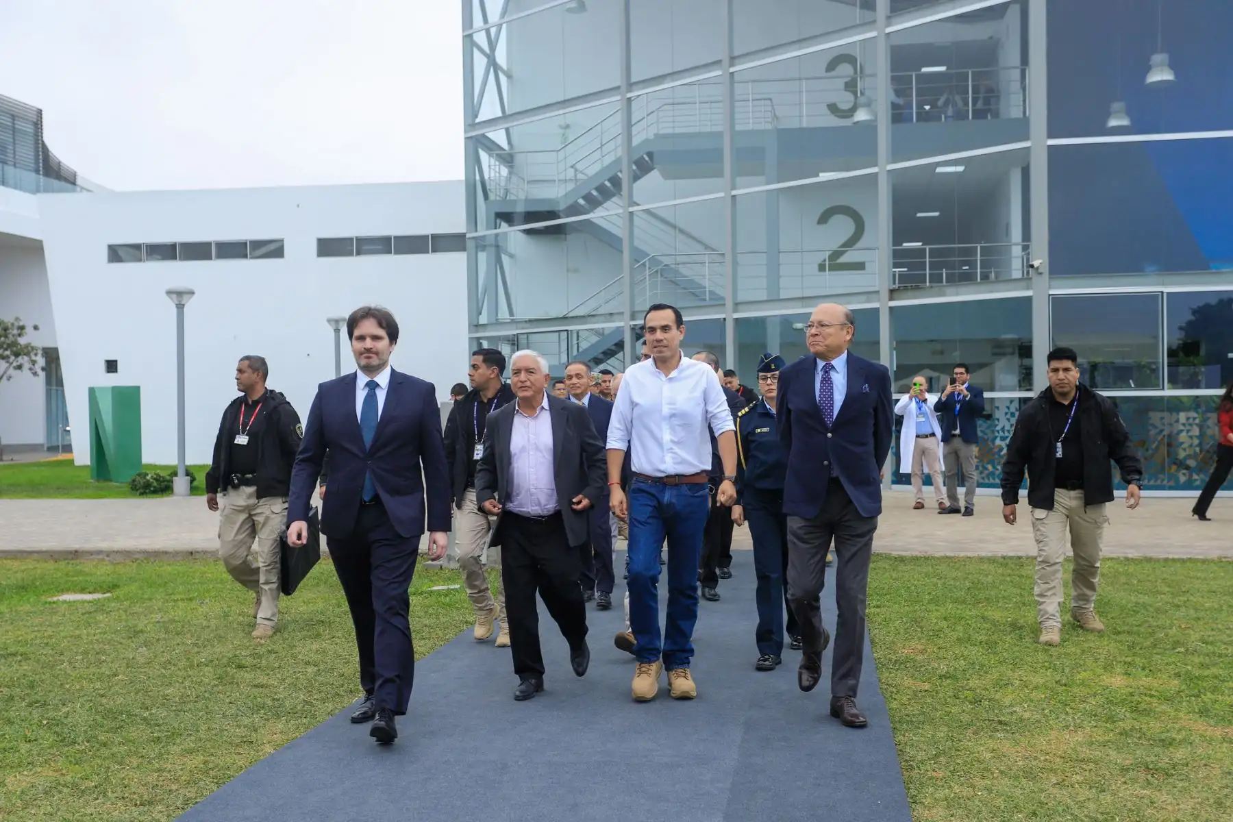 El presidente José Jerí Oré participa en la Audiencia Voz Universitaria, realizada en la Universidad Científica del Sur. Ahí absolvió preguntas de los jóvenes universitarios sobre empleabilidad, salud, lucha contra la criminalidad y oportunidades de desarrollo para los peruanos.
Foto: ANDINA/ Prensa Presidencia El presidente José Jerí Oré participa en la Audiencia Voz Universitaria, realizada en la Universidad Científica del Sur. Ahí absolvió preguntas de los jóvenes universitarios sobre empleabilidad, salud, lucha contra la criminalidad y oportunidades de desarrollo para los peruanos.
Foto: ANDINA/ Prensa Presidencia