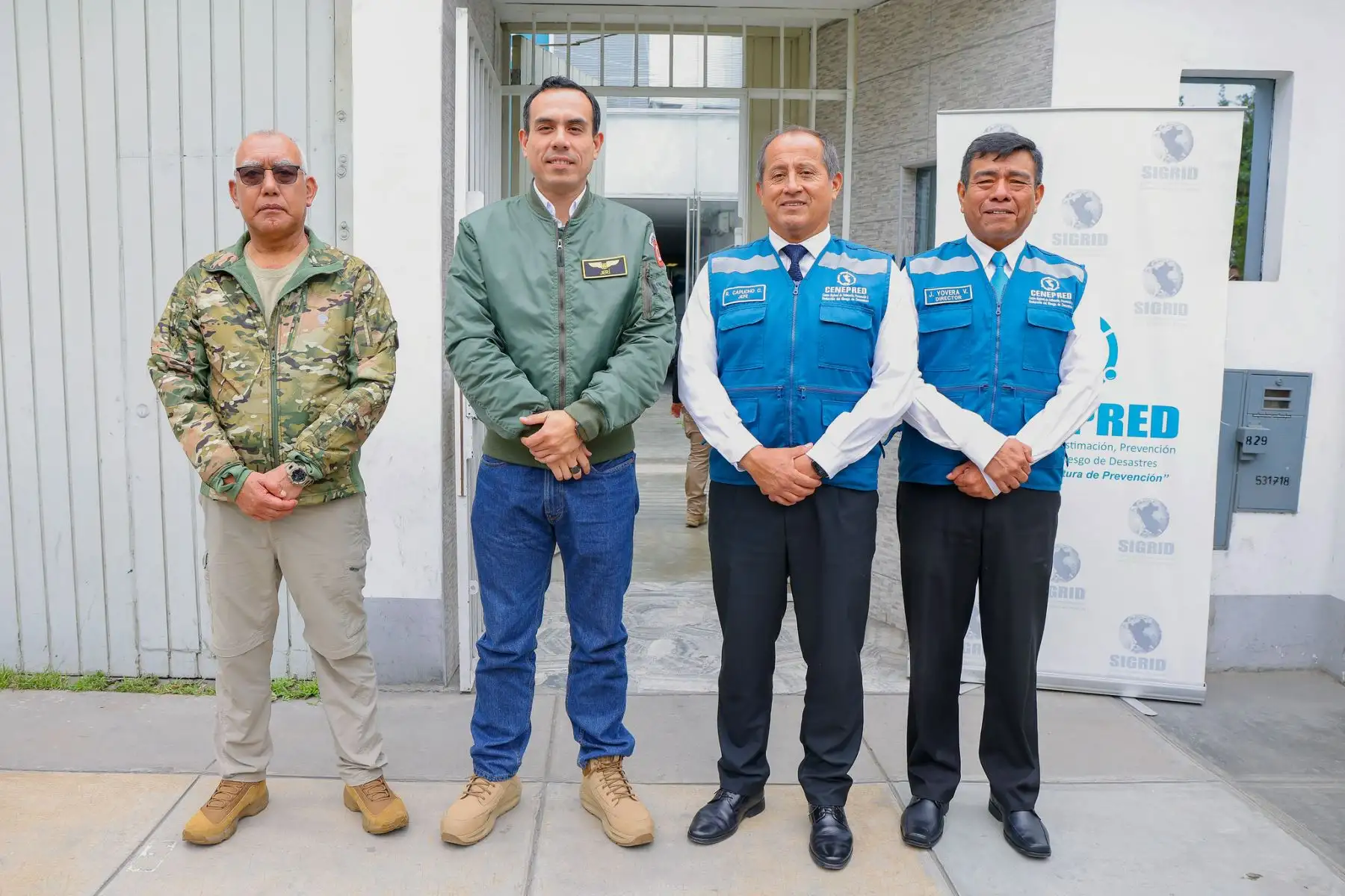 El presidente José Jerí, junto al ministro de Defensa, César Díaz Peche, establecieron lineamientos para prevenir y reducir los riesgos de desastres, así como para evaluar nuevos riesgos y efectuar una adecuada preparación, atención, rehabilitación y reconstrucción ante situaciones de desastres naturales. 
Foto: ANDINA/Prensa Presidencia El presidente José Jerí, junto al ministro de Defensa, César Díaz Peche, establecieron lineamientos para prevenir y reducir los riesgos de desastres, así como para evaluar nuevos riesgos y efectuar una adecuada preparación, atención, rehabilitación y reconstrucción ante situaciones de desastres naturales. 
Foto: ANDINA/Prensa Presidencia