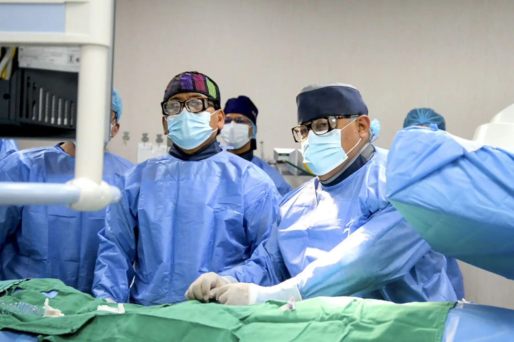 Durante muchos años, María Cumpa convivió con la fragilidad de un corazón que había sido operado tres veces. Le reemplazaron las válvulas aórticas, mitral y tricuspídea. Cada operación fue una batalla ganada, pero también una nueva marca en su cuerpo y en su ánimo. Con el paso del tiempo, una de esas válvulas volvió a fallar. Su salud se deterioraba y una cuarta cirugía a sus 55 años era un riesgo demasiado alto.
Foto: Incor Durante muchos años, María Cumpa convivió con la fragilidad de un corazón que había sido operado tres veces. Le reemplazaron las válvulas aórticas, mitral y tricuspídea. Cada operación fue una batalla ganada, pero también una nueva marca en su cuerpo y en su ánimo. Con el paso del tiempo, una de esas válvulas volvió a fallar. Su salud se deterioraba y una cuarta cirugía a sus 55 años era un riesgo demasiado alto.
Foto: Incor