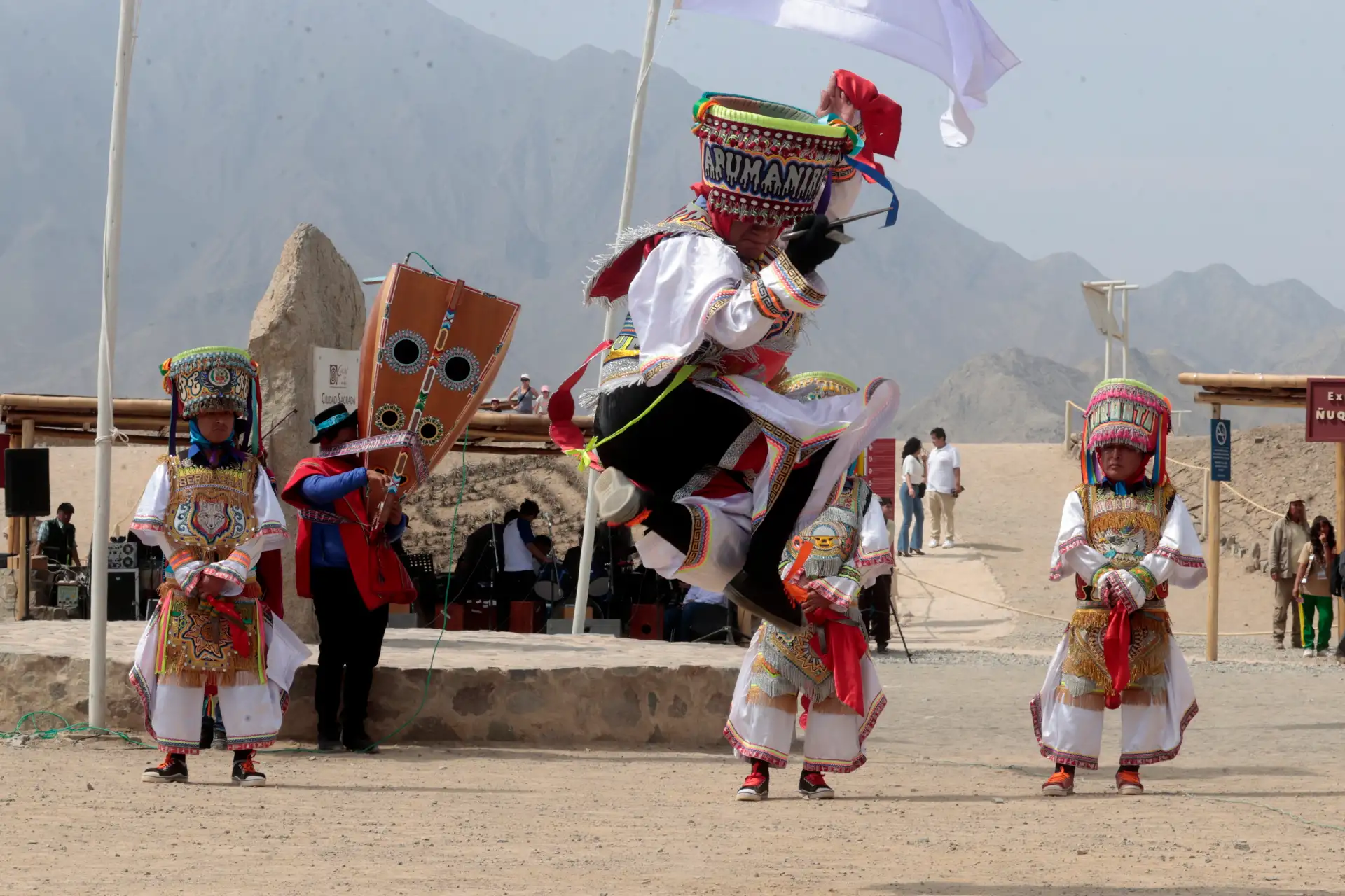 Para celebrar los 31 años del inicio de las labores de investigación, conservación y difusión del legado de la Civilización Caral, desde el Ministerio de Cultura se ha programado la realización del Caral Raymi: evento que entre los días 24 y 25 de octubre comprenderá actividades culturales y lúdicas diversas.
Foto: ANDINA/Vidal Tarqui Para celebrar los 31 años del inicio de las labores de investigación, conservación y difusión del legado de la Civilización Caral, desde el Ministerio de Cultura se ha programado la realización del Caral Raymi: evento que entre los días 24 y 25 de octubre comprenderá actividades culturales y lúdicas diversas.
Foto: ANDINA/Vidal Tarqui
