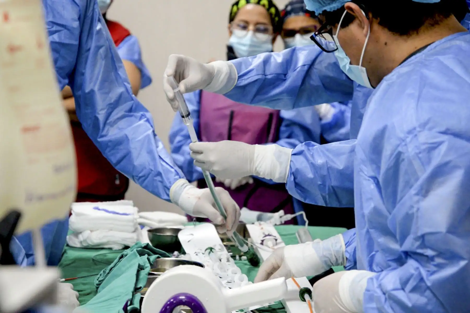 Durante muchos años, María Cumpa convivió con la fragilidad de un corazón que había sido operado tres veces. Le reemplazaron las válvulas aórticas, mitral y tricuspídea. Cada operación fue una batalla ganada, pero también una nueva marca en su cuerpo y en su ánimo. Con el paso del tiempo, una de esas válvulas volvió a fallar. Su salud se deterioraba y una cuarta cirugía a sus 55 años era un riesgo demasiado alto.
Foto: Incor Durante muchos años, María Cumpa convivió con la fragilidad de un corazón que había sido operado tres veces. Le reemplazaron las válvulas aórticas, mitral y tricuspídea. Cada operación fue una batalla ganada, pero también una nueva marca en su cuerpo y en su ánimo. Con el paso del tiempo, una de esas válvulas volvió a fallar. Su salud se deterioraba y una cuarta cirugía a sus 55 años era un riesgo demasiado alto.
Foto: Incor
