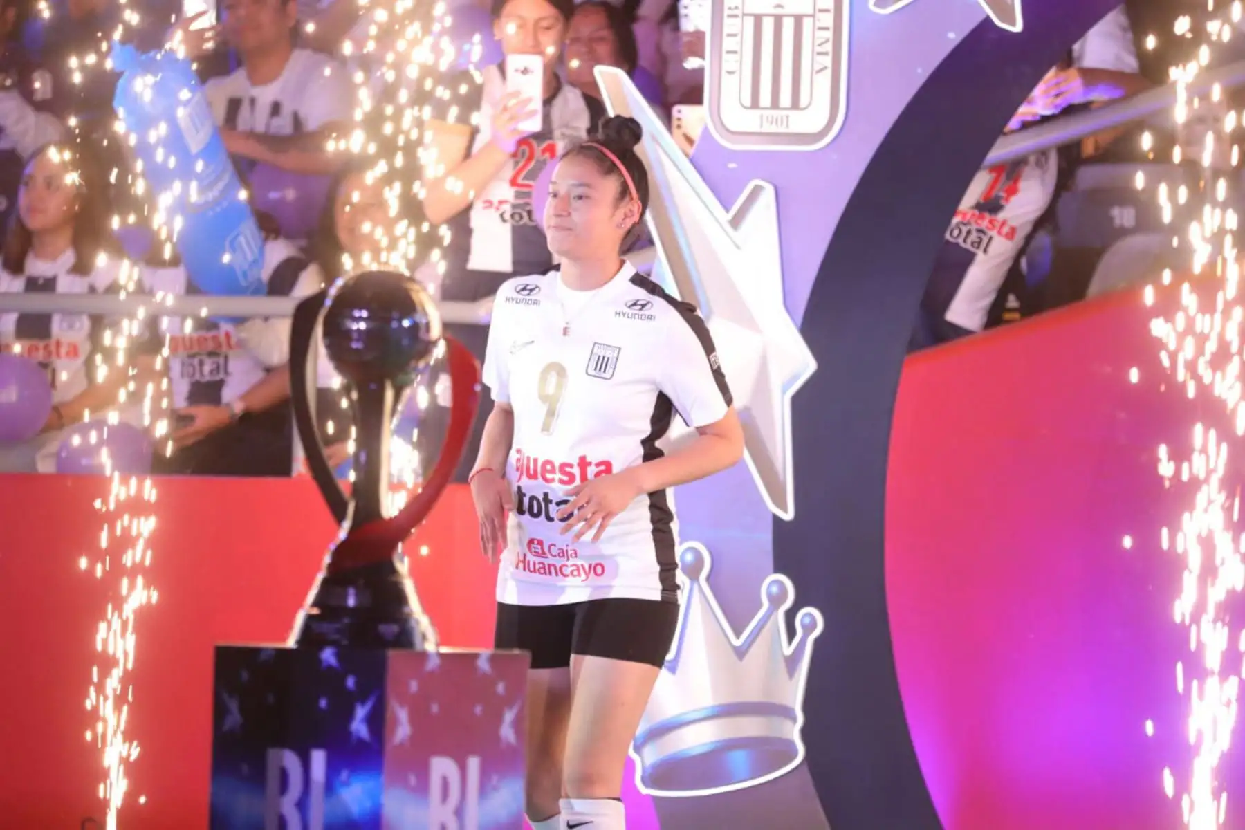 Alianza Lima celebra  la esperada ‘Noche Blanquiazul 2025’, evento en el que presenta oficialmente a su equipo de vóley femenino para la nueva temporada. La cita se lleva a cabo en el Coliseo Eduardo Dibós y tiene como atractivo principal un torneo cuadrangular internacional, con la participación de Regatas Lima, Fluminense de Brasil y River Plate de Argentina.
Foto: ANDINA / Lino Chipana Alianza Lima celebra  la esperada ‘Noche Blanquiazul 2025’, evento en el que presenta oficialmente a su equipo de vóley femenino para la nueva temporada. La cita se lleva a cabo en el Coliseo Eduardo Dibós y tiene como atractivo principal un torneo cuadrangular internacional, con la participación de Regatas Lima, Fluminense de Brasil y River Plate de Argentina.
Foto: ANDINA / Lino Chipana