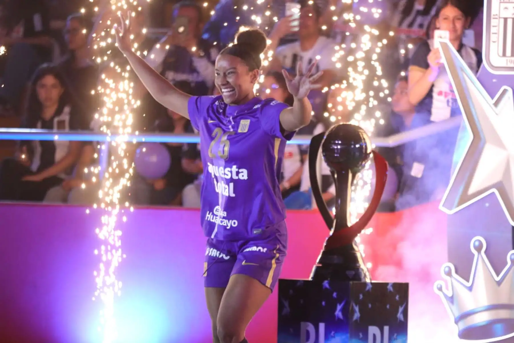 Alianza Lima celebra  la esperada ‘Noche Blanquiazul 2025’, evento en el que presenta oficialmente a su equipo de vóley femenino para la nueva temporada. La cita se lleva a cabo en el Coliseo Eduardo Dibós y tiene como atractivo principal un torneo cuadrangular internacional, con la participación de Regatas Lima, Fluminense de Brasil y River Plate de Argentina.
Foto: ANDINA / Lino Chipana Alianza Lima celebra  la esperada ‘Noche Blanquiazul 2025’, evento en el que presenta oficialmente a su equipo de vóley femenino para la nueva temporada. La cita se lleva a cabo en el Coliseo Eduardo Dibós y tiene como atractivo principal un torneo cuadrangular internacional, con la participación de Regatas Lima, Fluminense de Brasil y River Plate de Argentina.
Foto: ANDINA / Lino Chipana