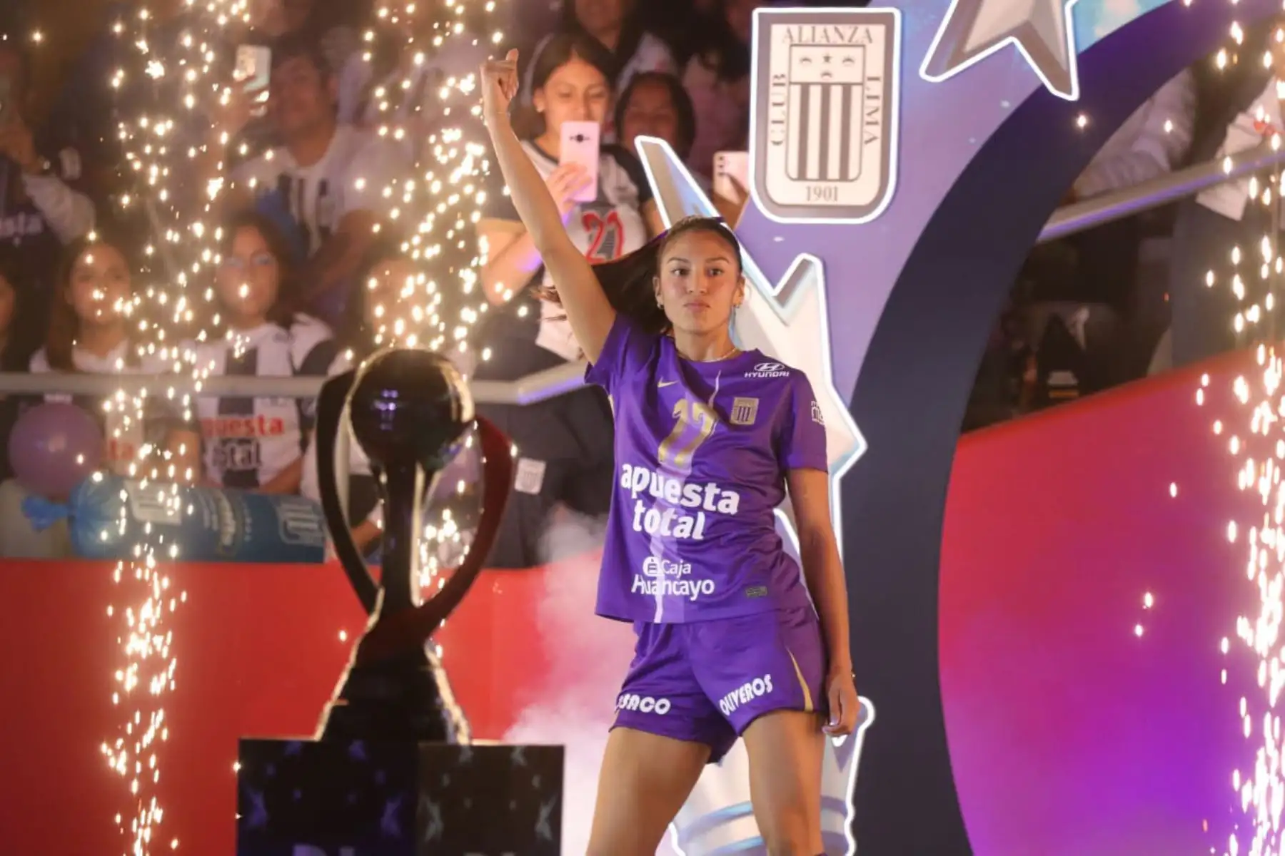 Alianza Lima celebra  la esperada ‘Noche Blanquiazul 2025’, evento en el que presenta oficialmente a su equipo de vóley femenino para la nueva temporada. La cita se lleva a cabo en el Coliseo Eduardo Dibós y tiene como atractivo principal un torneo cuadrangular internacional, con la participación de Regatas Lima, Fluminense de Brasil y River Plate de Argentina.
Foto: ANDINA / Lino Chipana Alianza Lima celebra  la esperada ‘Noche Blanquiazul 2025’, evento en el que presenta oficialmente a su equipo de vóley femenino para la nueva temporada. La cita se lleva a cabo en el Coliseo Eduardo Dibós y tiene como atractivo principal un torneo cuadrangular internacional, con la participación de Regatas Lima, Fluminense de Brasil y River Plate de Argentina.
Foto: ANDINA / Lino Chipana