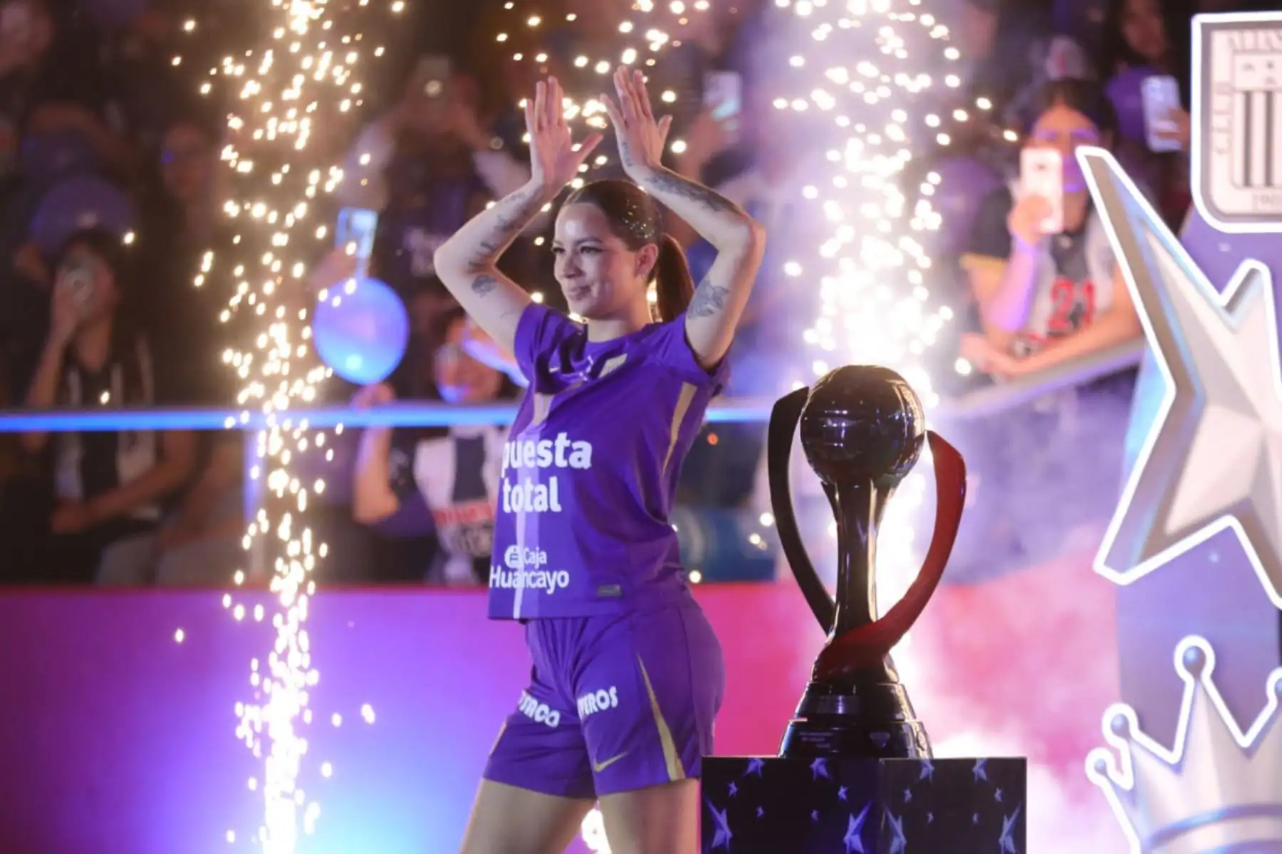 Alianza Lima celebra  la esperada ‘Noche Blanquiazul 2025’, evento en el que presenta oficialmente a su equipo de vóley femenino para la nueva temporada. La cita se lleva a cabo en el Coliseo Eduardo Dibós y tiene como atractivo principal un torneo cuadrangular internacional, con la participación de Regatas Lima, Fluminense de Brasil y River Plate de Argentina.
Foto: ANDINA / Lino Chipana Alianza Lima celebra  la esperada ‘Noche Blanquiazul 2025’, evento en el que presenta oficialmente a su equipo de vóley femenino para la nueva temporada. La cita se lleva a cabo en el Coliseo Eduardo Dibós y tiene como atractivo principal un torneo cuadrangular internacional, con la participación de Regatas Lima, Fluminense de Brasil y River Plate de Argentina.
Foto: ANDINA / Lino Chipana