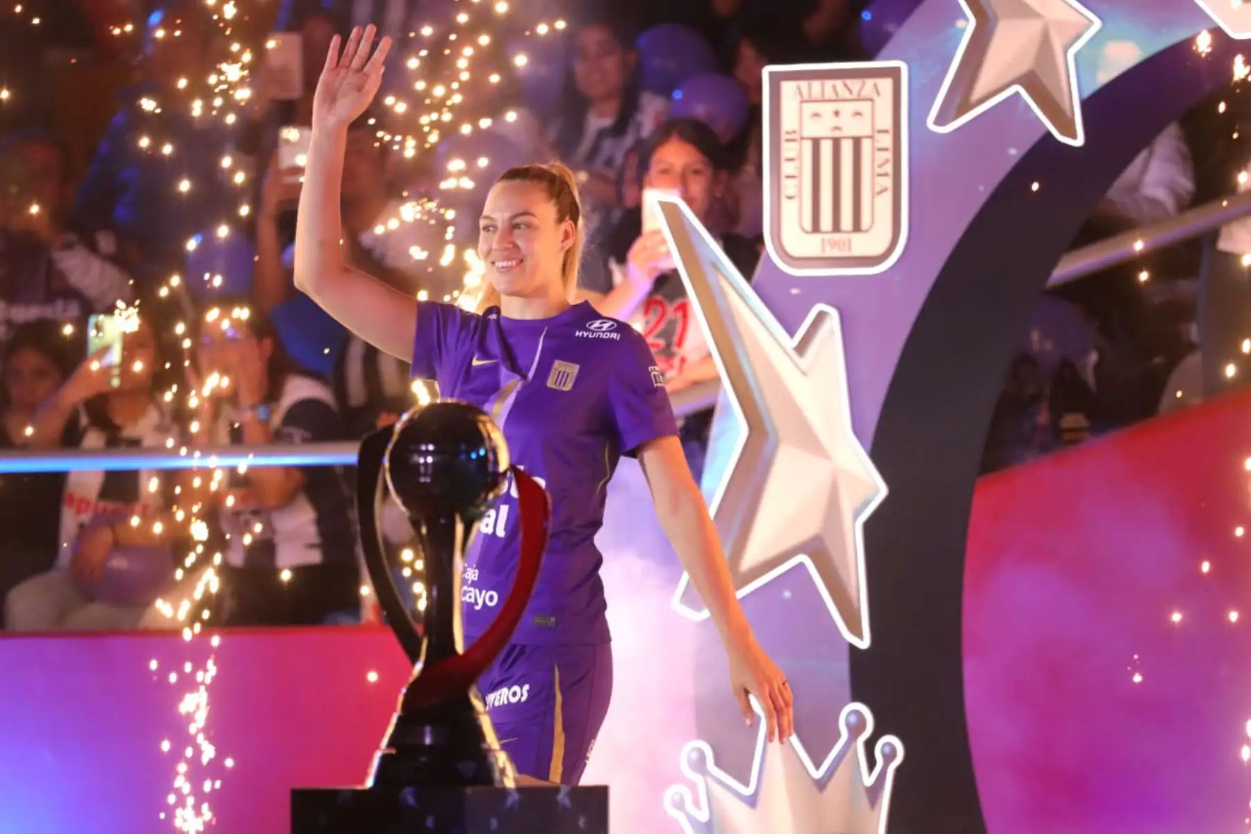 Alianza Lima celebra  la esperada ‘Noche Blanquiazul 2025’, evento en el que presenta oficialmente a su equipo de vóley femenino para la nueva temporada. La cita se lleva a cabo en el Coliseo Eduardo Dibós y tiene como atractivo principal un torneo cuadrangular internacional, con la participación de Regatas Lima, Fluminense de Brasil y River Plate de Argentina.
Foto: ANDINA / Lino Chipana Alianza Lima celebra  la esperada ‘Noche Blanquiazul 2025’, evento en el que presenta oficialmente a su equipo de vóley femenino para la nueva temporada. La cita se lleva a cabo en el Coliseo Eduardo Dibós y tiene como atractivo principal un torneo cuadrangular internacional, con la participación de Regatas Lima, Fluminense de Brasil y River Plate de Argentina.
Foto: ANDINA / Lino Chipana