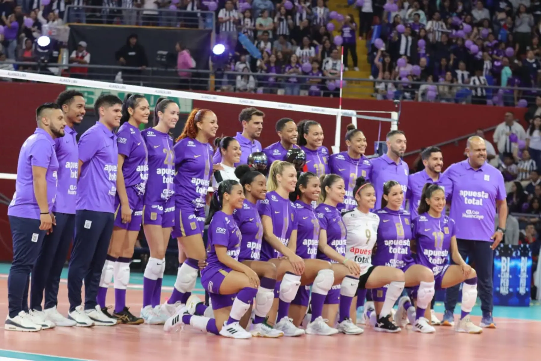 Alianza Lima celebra  la esperada ‘Noche Blanquiazul 2025’, evento en el que presenta oficialmente a su equipo de vóley femenino para la nueva temporada. La cita se lleva a cabo en el Coliseo Eduardo Dibós y tiene como atractivo principal un torneo cuadrangular internacional, con la participación de Regatas Lima, Fluminense de Brasil y River Plate de Argentina.
Foto: ANDINA / Lino Chipana Alianza Lima celebra  la esperada ‘Noche Blanquiazul 2025’, evento en el que presenta oficialmente a su equipo de vóley femenino para la nueva temporada. La cita se lleva a cabo en el Coliseo Eduardo Dibós y tiene como atractivo principal un torneo cuadrangular internacional, con la participación de Regatas Lima, Fluminense de Brasil y River Plate de Argentina.
Foto: ANDINA / Lino Chipana