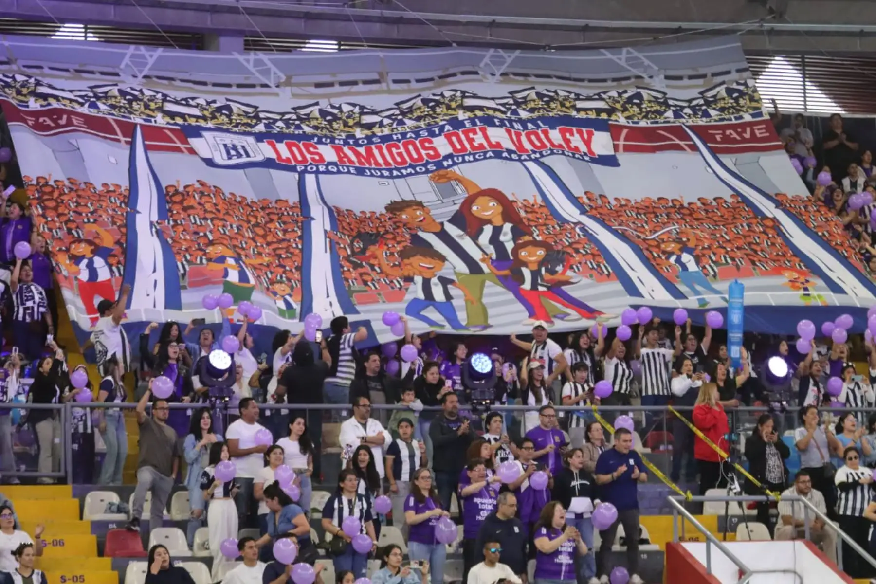 Alianza Lima celebra  la esperada ‘Noche Blanquiazul 2025’, evento en el que presenta oficialmente a su equipo de vóley femenino para la nueva temporada. La cita se lleva a cabo en el Coliseo Eduardo Dibós y tiene como atractivo principal un torneo cuadrangular internacional, con la participación de Regatas Lima, Fluminense de Brasil y River Plate de Argentina.
Foto: ANDINA / Lino Chipana Alianza Lima celebra  la esperada ‘Noche Blanquiazul 2025’, evento en el que presenta oficialmente a su equipo de vóley femenino para la nueva temporada. La cita se lleva a cabo en el Coliseo Eduardo Dibós y tiene como atractivo principal un torneo cuadrangular internacional, con la participación de Regatas Lima, Fluminense de Brasil y River Plate de Argentina.
Foto: ANDINA / Lino Chipana