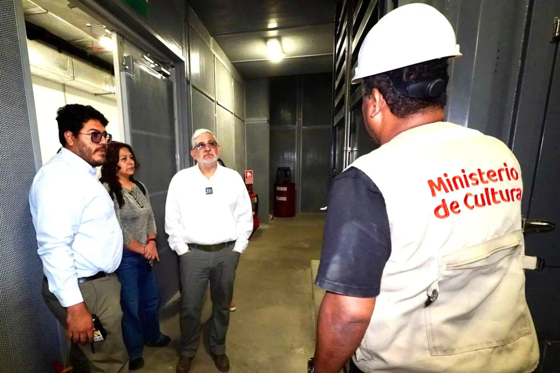 El ministro de Cultura, Alfredo Luna inspecciona el Museo Nacional del Perú (MUNA) para evaluar el estado de sus instalaciones y verificar las condiciones de los diferentes espacios que lo conforman.
Foto: Mincul El ministro de Cultura, Alfredo Luna inspecciona el Museo Nacional del Perú (MUNA) para evaluar el estado de sus instalaciones y verificar las condiciones de los diferentes espacios que lo conforman.
Foto: Mincul