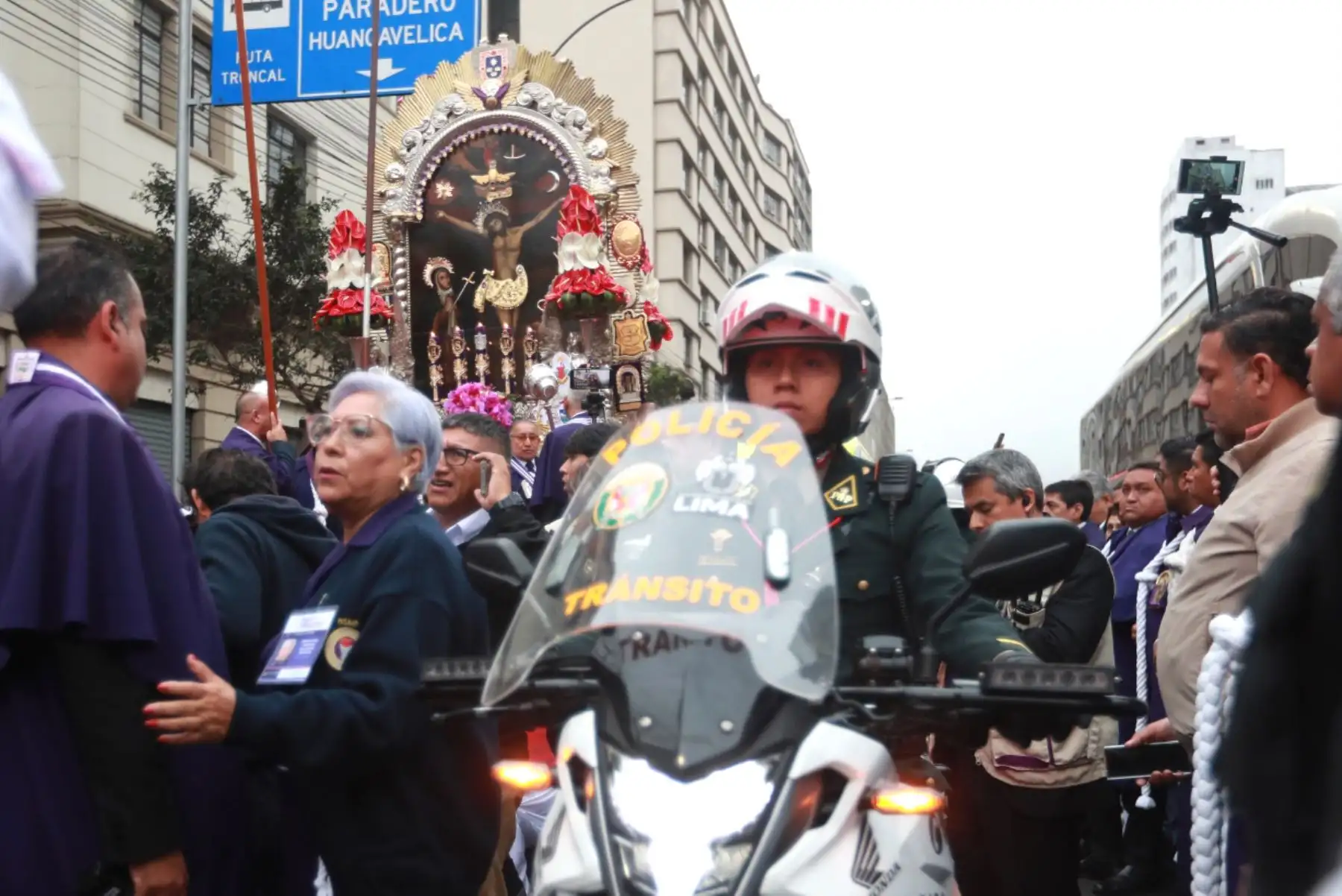 Tras casi 22 años de espera, las andas del Señor de los Milagros retoma hoy domingo 26 de octubre al Callao para recorrer sus calles en el Nazareno Móvil, en un hecho histórico para la comunidad religiosa del primer puerto. 
Foto: ANDINA/Lino Chipana Tras casi 22 años de espera, las andas del Señor de los Milagros retoma hoy domingo 26 de octubre al Callao para recorrer sus calles en el Nazareno Móvil, en un hecho histórico para la comunidad religiosa del primer puerto. 
Foto: ANDINA/Lino Chipana