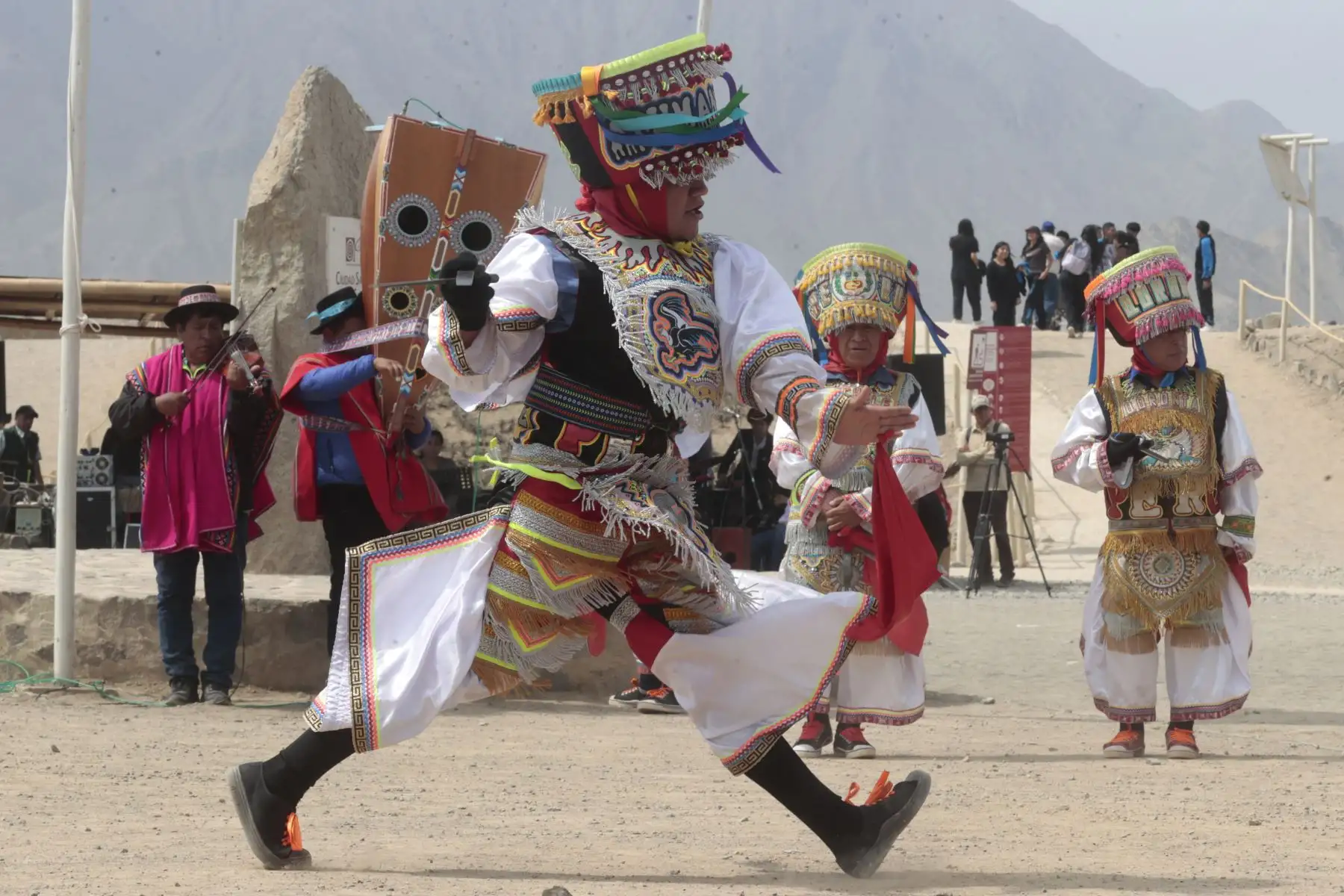 Para celebrar los 31 años del inicio de las labores de investigación, conservación y difusión del legado de la Civilización Caral, desde el Ministerio de Cultura se ha programado la realización del Caral Raymi: evento que entre los días 24 y 25 de octubre comprenderá actividades culturales y lúdicas diversas.
Foto: ANDINA/Vidal Tarqui Para celebrar los 31 años del inicio de las labores de investigación, conservación y difusión del legado de la Civilización Caral, desde el Ministerio de Cultura se ha programado la realización del Caral Raymi: evento que entre los días 24 y 25 de octubre comprenderá actividades culturales y lúdicas diversas.
Foto: ANDINA/Vidal Tarqui