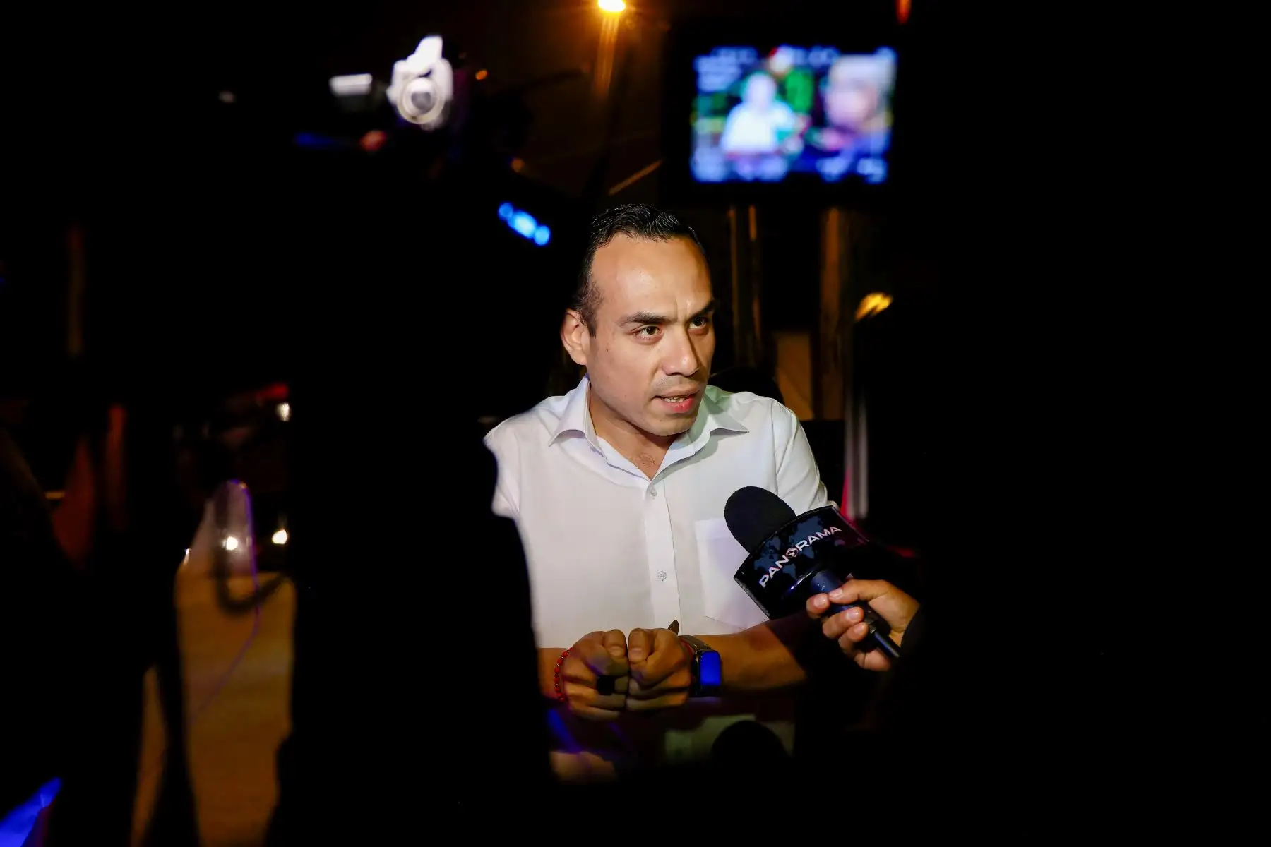 Presidente José Jerí continúa recorriendo las calles de la capital en el marco del estado de emergencia en Lima y Callao.
En esta ocasión acudió a la comisaría de Pamplona Alta II, se realizaron operativos inopinados en diferentes lugares del distrito de Villa María del Triunfo, supervisando a su vez el funcionamiento de la central de cámaras de videovigilancia de dicha comuna. Foto: ANDINA/Prensa Presidencia Presidente José Jerí continúa recorriendo las calles de la capital en el marco del estado de emergencia en Lima y Callao.
En esta ocasión acudió a la comisaría de Pamplona Alta II, se realizaron operativos inopinados en diferentes lugares del distrito de Villa María del Triunfo, supervisando a su vez el funcionamiento de la central de cámaras de videovigilancia de dicha comuna. Foto: ANDINA/Prensa Presidencia
