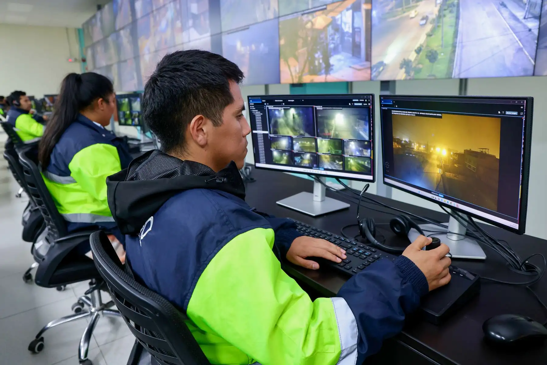 Presidente José Jerí continúa recorriendo las calles de la capital en el marco del estado de emergencia en Lima y Callao.
En esta ocasión acudió a la comisaría de Pamplona Alta II, se realizaron operativos inopinados en diferentes lugares del distrito de Villa María del Triunfo, supervisando a su vez el funcionamiento de la central de cámaras de videovigilancia de dicha comuna. Foto: ANDINA/Prensa Presidencia Presidente José Jerí continúa recorriendo las calles de la capital en el marco del estado de emergencia en Lima y Callao.
En esta ocasión acudió a la comisaría de Pamplona Alta II, se realizaron operativos inopinados en diferentes lugares del distrito de Villa María del Triunfo, supervisando a su vez el funcionamiento de la central de cámaras de videovigilancia de dicha comuna. Foto: ANDINA/Prensa Presidencia