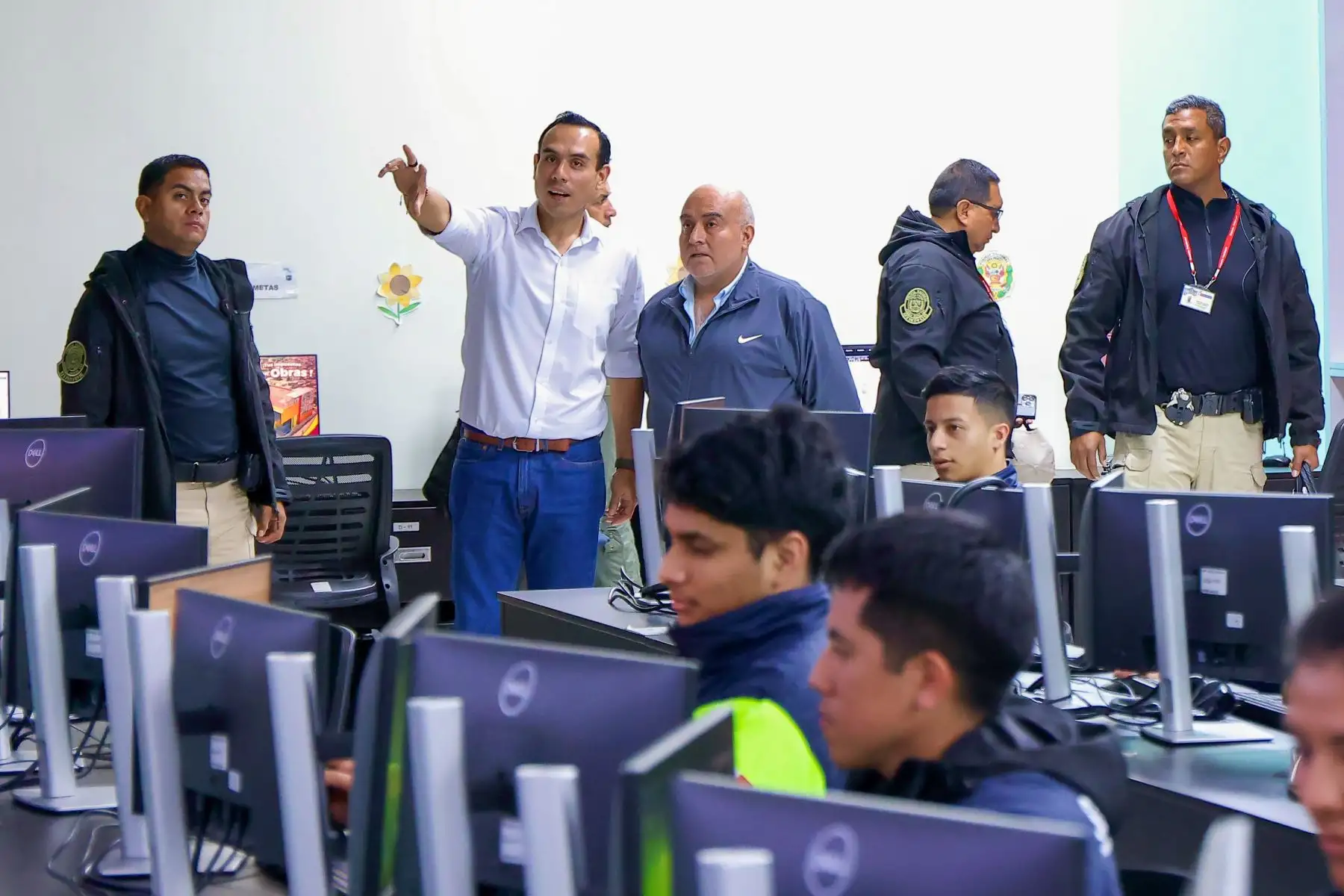 Presidente José Jerí continúa recorriendo las calles de la capital en el marco del estado de emergencia en Lima y Callao.
En esta ocasión acudió a la comisaría de Pamplona Alta II, se realizaron operativos inopinados en diferentes lugares del distrito de Villa María del Triunfo, supervisando a su vez el funcionamiento de la central de cámaras de videovigilancia de dicha comuna. Foto: ANDINA/Prensa Presidencia Presidente José Jerí continúa recorriendo las calles de la capital en el marco del estado de emergencia en Lima y Callao.
En esta ocasión acudió a la comisaría de Pamplona Alta II, se realizaron operativos inopinados en diferentes lugares del distrito de Villa María del Triunfo, supervisando a su vez el funcionamiento de la central de cámaras de videovigilancia de dicha comuna. Foto: ANDINA/Prensa Presidencia