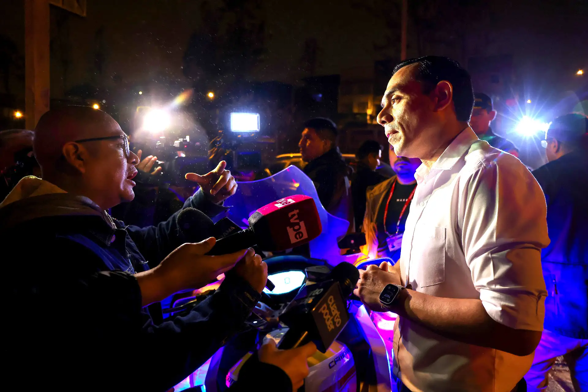 Presidente José Jerí continúa recorriendo las calles de la capital en el marco del estado de emergencia en Lima y Callao.
En esta ocasión acudió a la comisaría de Pamplona Alta II, se realizaron operativos inopinados en diferentes lugares del distrito de Villa María del Triunfo, supervisando a su vez el funcionamiento de la central de cámaras de videovigilancia de dicha comuna. Foto: ANDINA/Prensa Presidencia Presidente José Jerí continúa recorriendo las calles de la capital en el marco del estado de emergencia en Lima y Callao.
En esta ocasión acudió a la comisaría de Pamplona Alta II, se realizaron operativos inopinados en diferentes lugares del distrito de Villa María del Triunfo, supervisando a su vez el funcionamiento de la central de cámaras de videovigilancia de dicha comuna. Foto: ANDINA/Prensa Presidencia