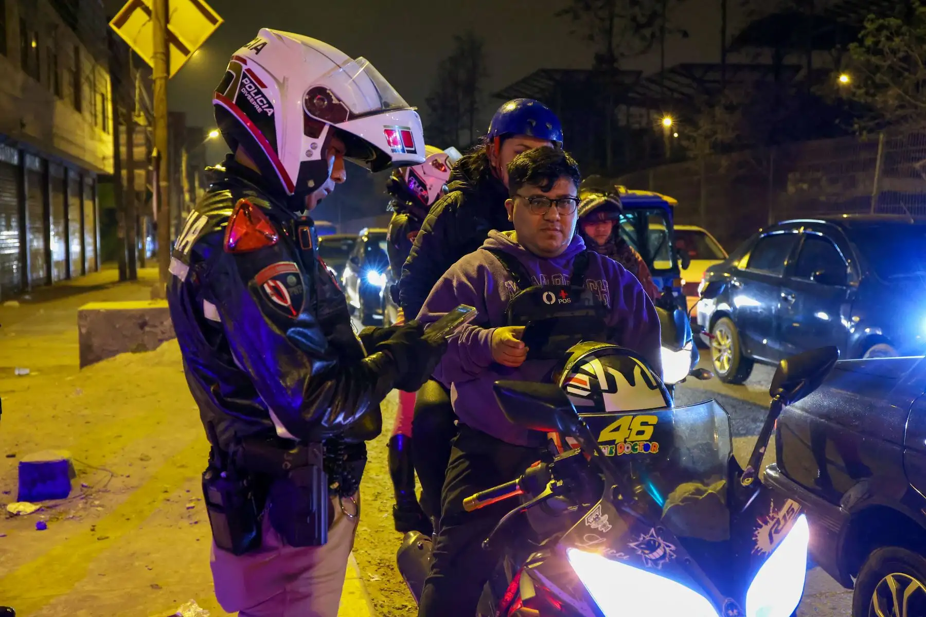 Presidente José Jerí continúa recorriendo las calles de la capital en el marco del estado de emergencia en Lima y Callao.
En esta ocasión acudió a la comisaría de Pamplona Alta II, se realizaron operativos inopinados en diferentes lugares del distrito de Villa María del Triunfo, supervisando a su vez el funcionamiento de la central de cámaras de videovigilancia de dicha comuna. Foto: ANDINA/Prensa Presidencia Presidente José Jerí continúa recorriendo las calles de la capital en el marco del estado de emergencia en Lima y Callao.
En esta ocasión acudió a la comisaría de Pamplona Alta II, se realizaron operativos inopinados en diferentes lugares del distrito de Villa María del Triunfo, supervisando a su vez el funcionamiento de la central de cámaras de videovigilancia de dicha comuna. Foto: ANDINA/Prensa Presidencia