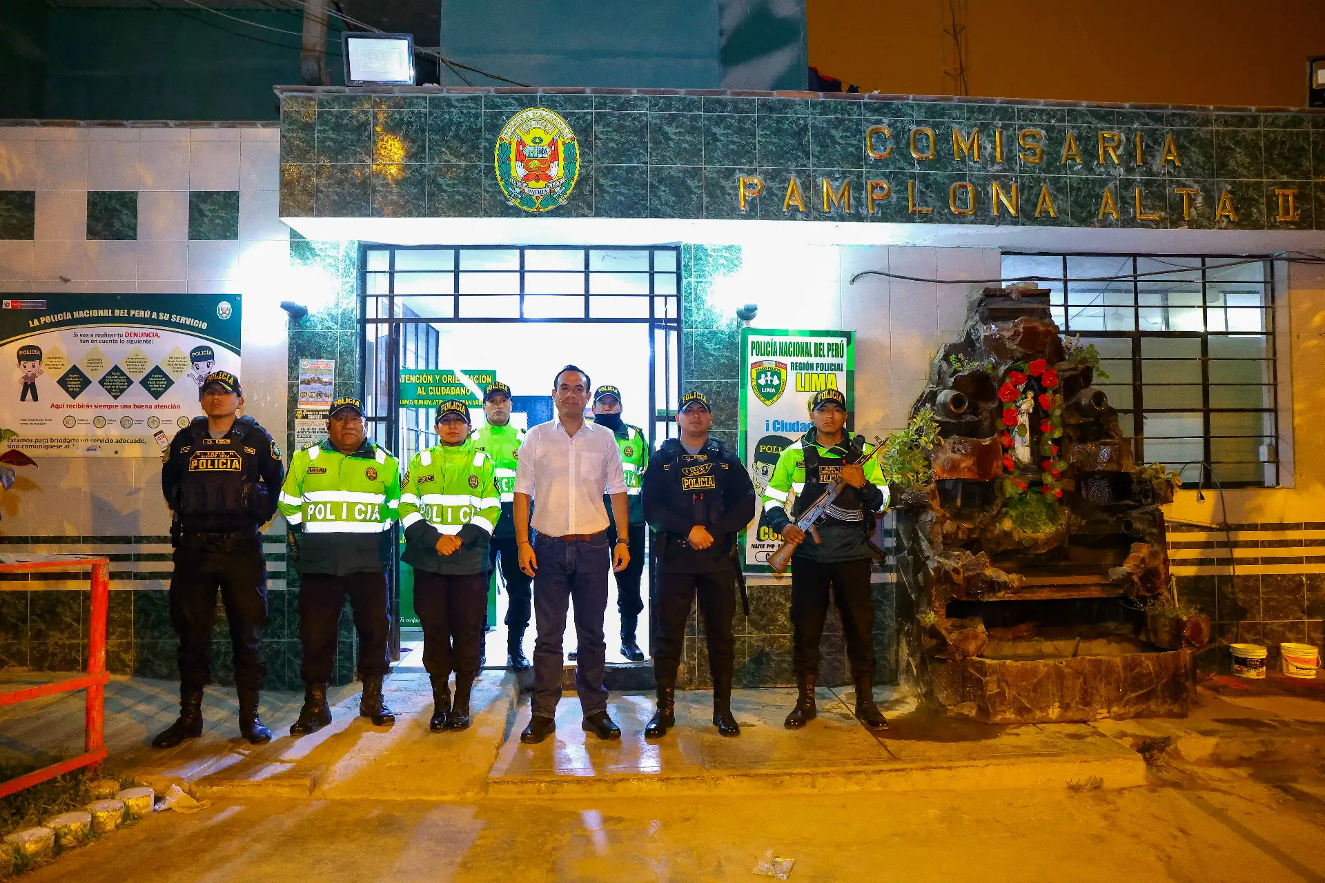 Presidente José Jerí continúa recorriendo las calles de la capital en el marco del estado de emergencia en Lima y Callao.
En esta ocasión acudió a la comisaría de Pamplona Alta II, se realizaron operativos inopinados en diferentes lugares del distrito de Villa María del Triunfo, supervisando a su vez el funcionamiento de la central de cámaras de videovigilancia de dicha comuna. Foto: ANDINA/Prensa Presidencia Presidente José Jerí continúa recorriendo las calles de la capital en el marco del estado de emergencia en Lima y Callao.
En esta ocasión acudió a la comisaría de Pamplona Alta II, se realizaron operativos inopinados en diferentes lugares del distrito de Villa María del Triunfo, supervisando a su vez el funcionamiento de la central de cámaras de videovigilancia de dicha comuna. Foto: ANDINA/Prensa Presidencia