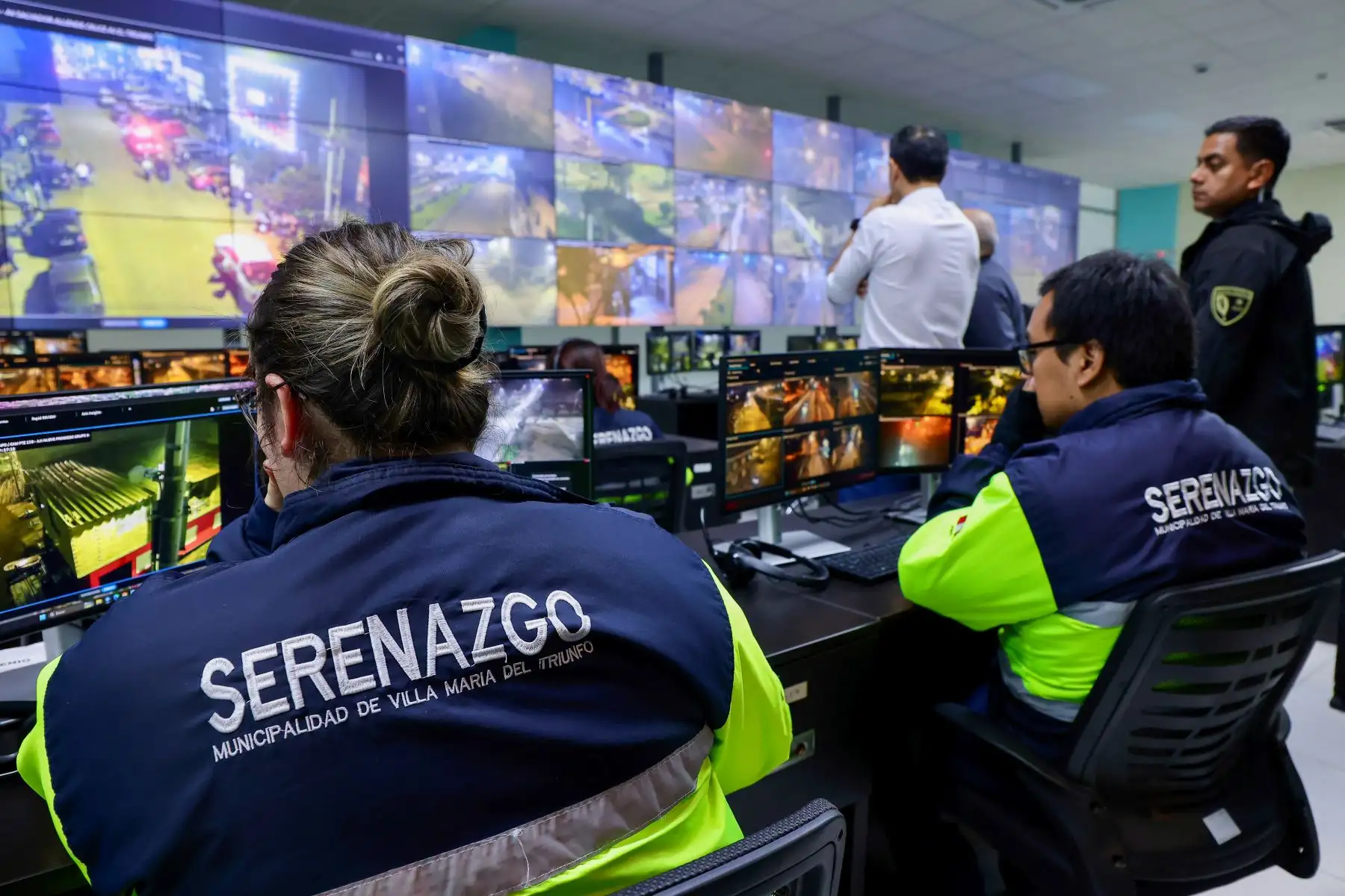 Presidente José Jerí continúa recorriendo las calles de la capital en el marco del estado de emergencia en Lima y Callao.
En esta ocasión acudió a la comisaría de Pamplona Alta II, se realizaron operativos inopinados en diferentes lugares del distrito de Villa María del Triunfo, supervisando a su vez el funcionamiento de la central de cámaras de videovigilancia de dicha comuna. Foto: ANDINA/Prensa Presidencia Presidente José Jerí continúa recorriendo las calles de la capital en el marco del estado de emergencia en Lima y Callao.
En esta ocasión acudió a la comisaría de Pamplona Alta II, se realizaron operativos inopinados en diferentes lugares del distrito de Villa María del Triunfo, supervisando a su vez el funcionamiento de la central de cámaras de videovigilancia de dicha comuna. Foto: ANDINA/Prensa Presidencia