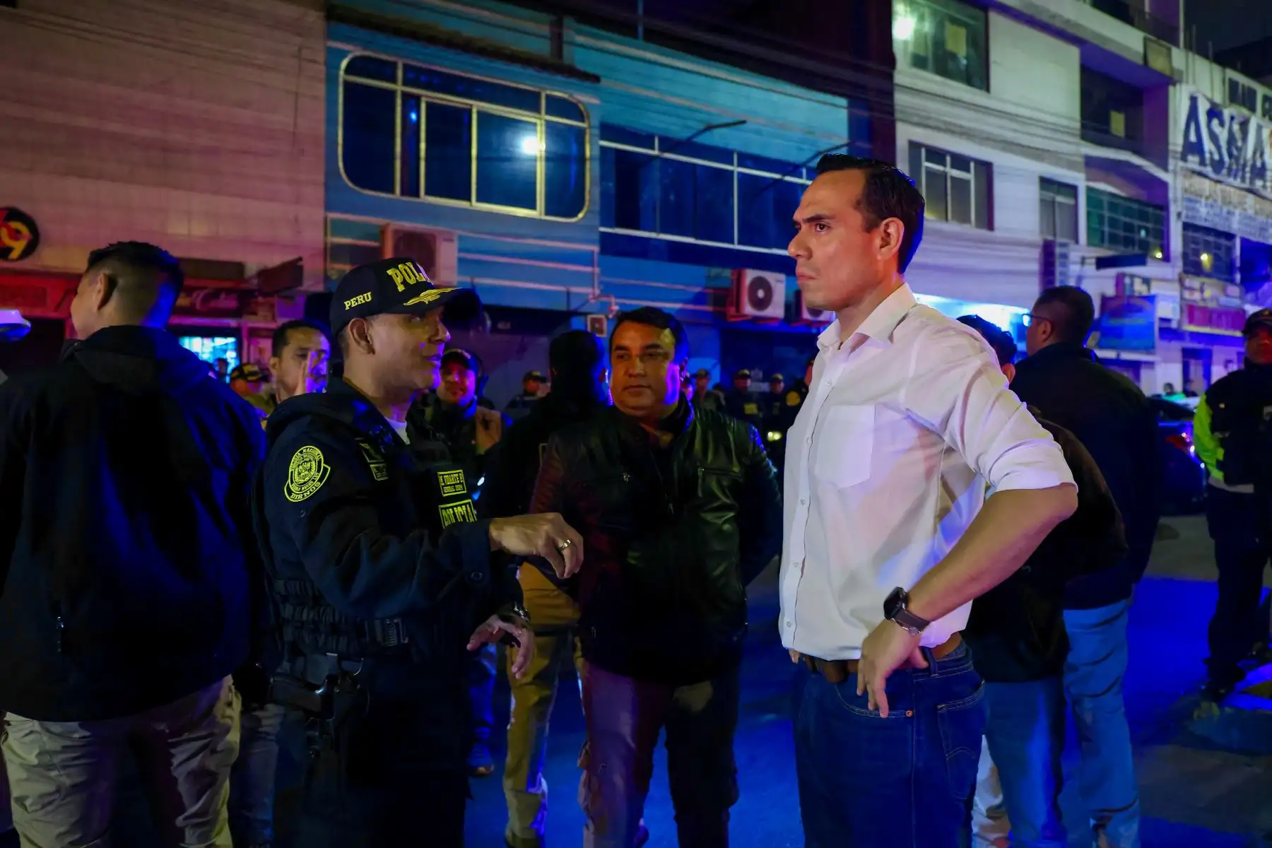 Presidente José Jerí continúa recorriendo las calles de la capital en el marco del estado de emergencia en Lima y Callao.
En esta ocasión acudió a la comisaría de Pamplona Alta II, se realizaron operativos inopinados en diferentes lugares del distrito de Villa María del Triunfo, supervisando a su vez el funcionamiento de la central de cámaras de videovigilancia de dicha comuna. Foto: ANDINA/Prensa Presidencia Presidente José Jerí continúa recorriendo las calles de la capital en el marco del estado de emergencia en Lima y Callao.
En esta ocasión acudió a la comisaría de Pamplona Alta II, se realizaron operativos inopinados en diferentes lugares del distrito de Villa María del Triunfo, supervisando a su vez el funcionamiento de la central de cámaras de videovigilancia de dicha comuna. Foto: ANDINA/Prensa Presidencia