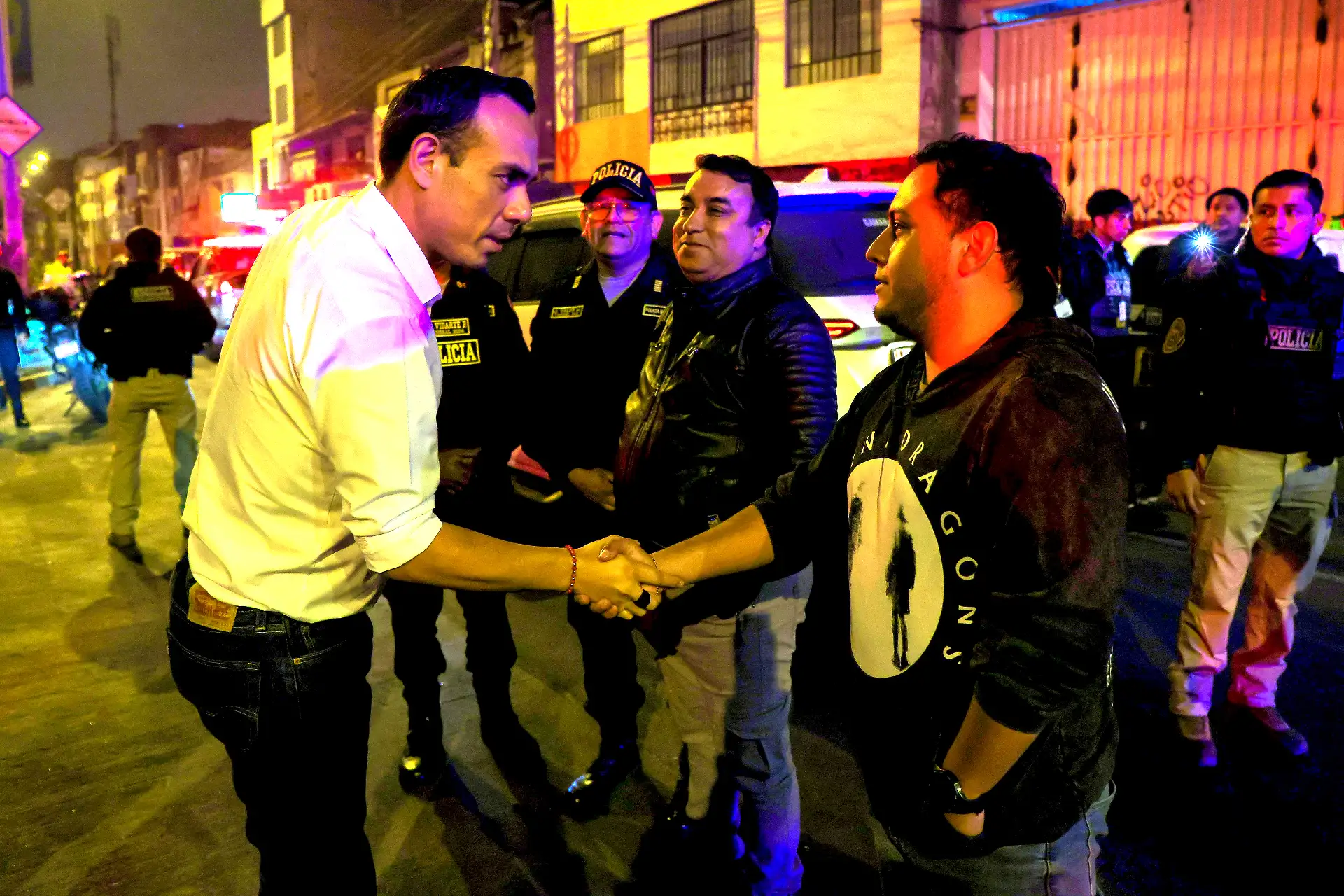 Presidente José Jerí continúa recorriendo las calles de la capital en el marco del estado de emergencia en Lima y Callao.
En esta ocasión acudió a la comisaría de Pamplona Alta II, se realizaron operativos inopinados en diferentes lugares del distrito de Villa María del Triunfo, supervisando a su vez el funcionamiento de la central de cámaras de videovigilancia de dicha comuna. Foto: ANDINA/Prensa Presidencia Presidente José Jerí continúa recorriendo las calles de la capital en el marco del estado de emergencia en Lima y Callao.
En esta ocasión acudió a la comisaría de Pamplona Alta II, se realizaron operativos inopinados en diferentes lugares del distrito de Villa María del Triunfo, supervisando a su vez el funcionamiento de la central de cámaras de videovigilancia de dicha comuna. Foto: ANDINA/Prensa Presidencia