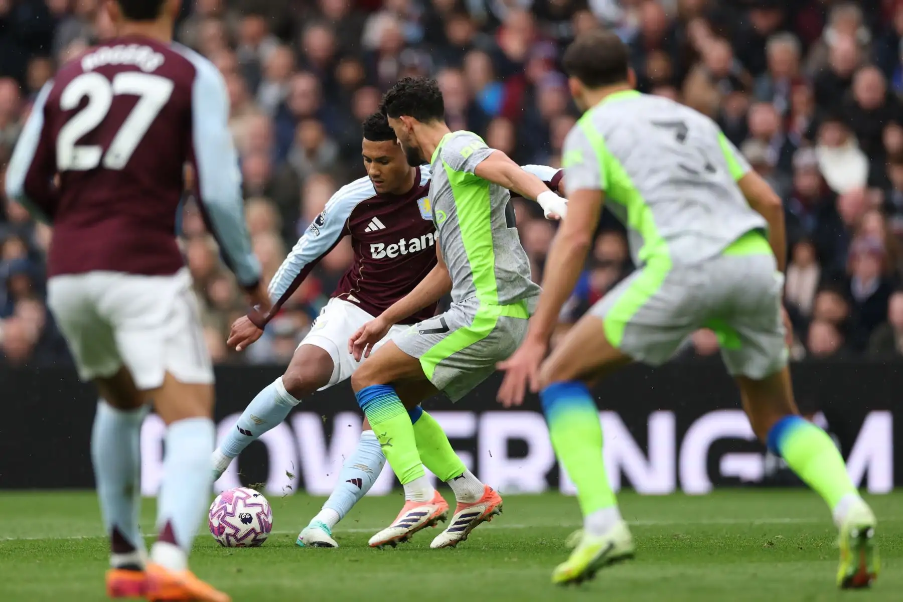 Ollie Watkins del Aston Villa en acción durante el partido de la Premier League inglesa entre el Aston Villa FC y el Manchester City FC, en Birmingham, Gran Bretaña. Foto: ANDINA/EFE Ollie Watkins del Aston Villa en acción durante el partido de la Premier League inglesa entre el Aston Villa FC y el Manchester City FC, en Birmingham, Gran Bretaña. Foto: ANDINA/EFE