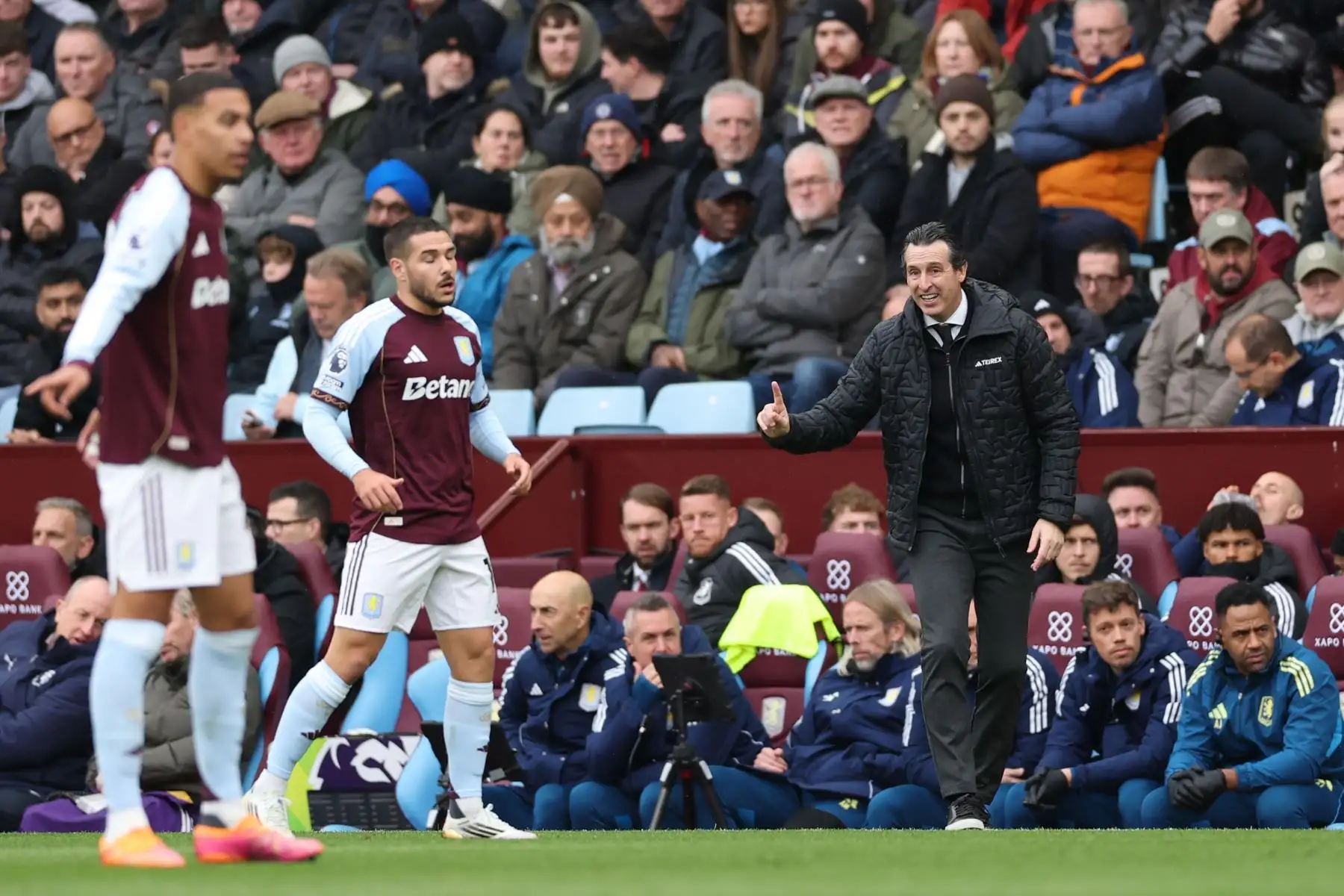 El entrenador del Aston Villa, Unai Emery, reacciona durante el partido de la Premier League inglesa entre el Aston Villa FC y el Manchester City FC, en Birmingham, Gran Bretaña. Foto: ANDINA/EFE El entrenador del Aston Villa, Unai Emery, reacciona durante el partido de la Premier League inglesa entre el Aston Villa FC y el Manchester City FC, en Birmingham, Gran Bretaña. Foto: ANDINA/EFE