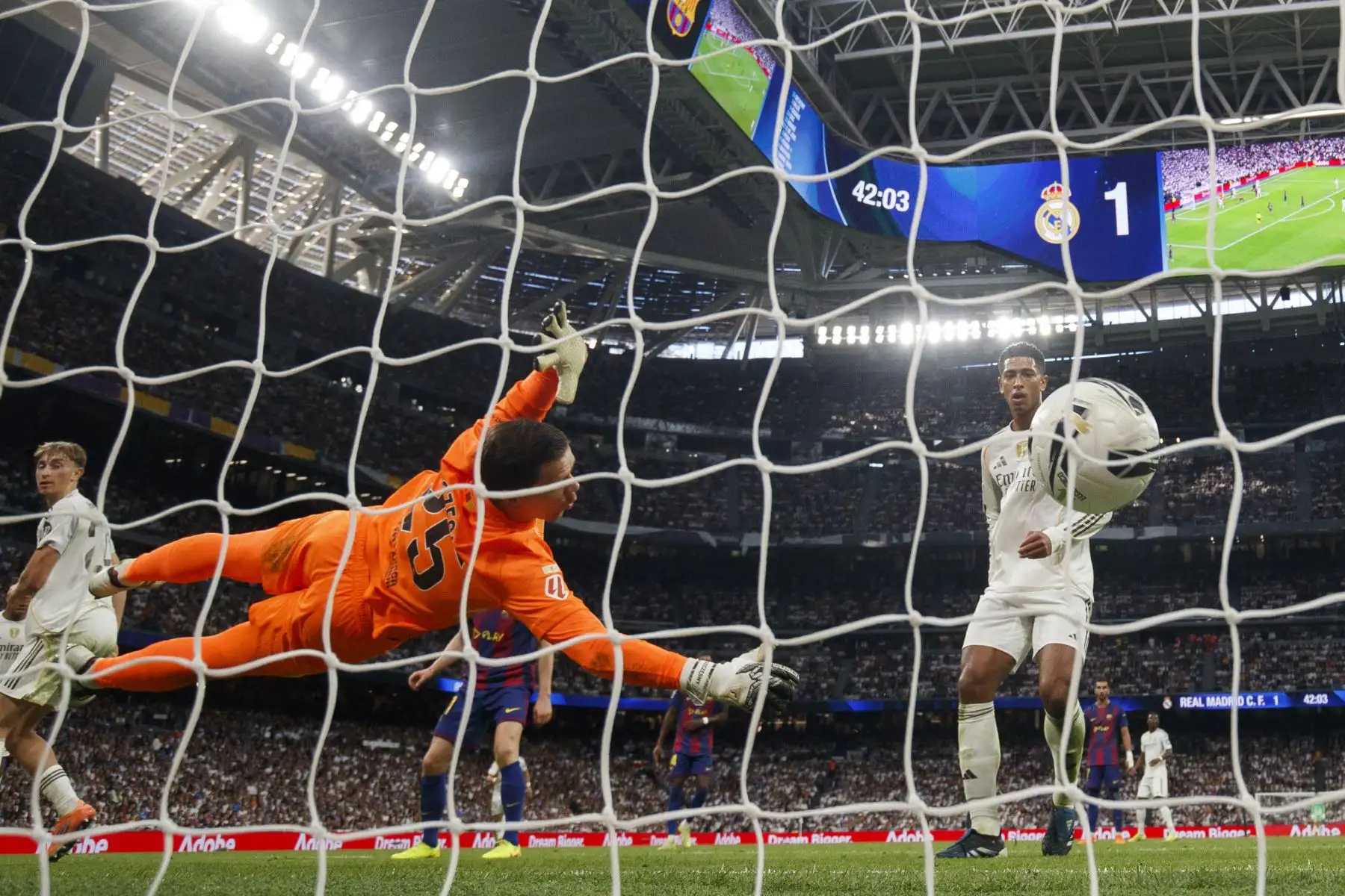 El delantero del Real Madrid Jude Bellimgham, remata para marcar gol ante el portero del Barcelona Wojciech Szczesny, durante el partido de la décima jornada de LaLiga EA Sports, que Real Madrid y FC Barcelona.
Foto: ANDINA/EFE El delantero del Real Madrid Jude Bellimgham, remata para marcar gol ante el portero del Barcelona Wojciech Szczesny, durante el partido de la décima jornada de LaLiga EA Sports, que Real Madrid y FC Barcelona.
Foto: ANDINA/EFE