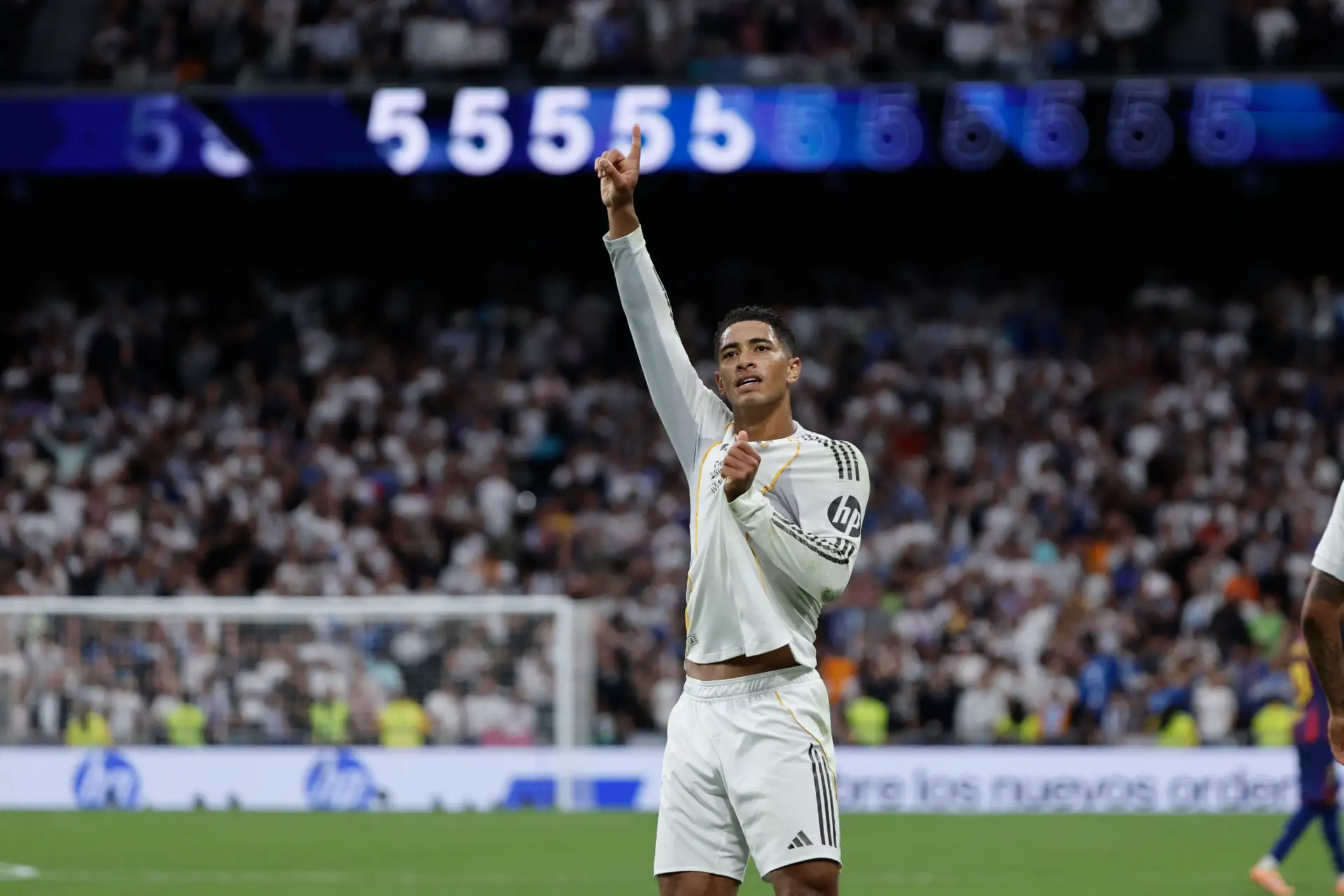 El delantero del Real Madrid Jude Bellingham celebra su gol contra el Barcelona, durante el partido de la décima jornada de LaLiga EA Sports, que Real Madrid y FC Barcelona. Foto: ANDINA/ EFE El delantero del Real Madrid Jude Bellingham celebra su gol contra el Barcelona, durante el partido de la décima jornada de LaLiga EA Sports, que Real Madrid y FC Barcelona. Foto: ANDINA/ EFE