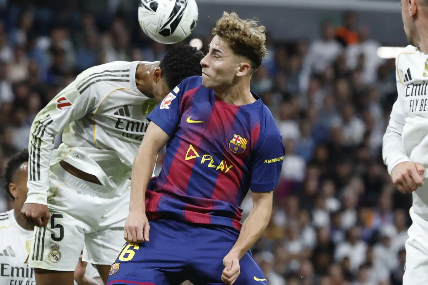 La defensa del Real Madrid Jude Bellingham, y el centrocampista del Barcelona Fermín López, durante el partido de la décima jornada de LaLiga EA Sports, que Real Madrid y FC Barcelona. Foto: ANDINA/ EFE La defensa del Real Madrid Jude Bellingham, y el centrocampista del Barcelona Fermín López, durante el partido de la décima jornada de LaLiga EA Sports, que Real Madrid y FC Barcelona. Foto: ANDINA/ EFE